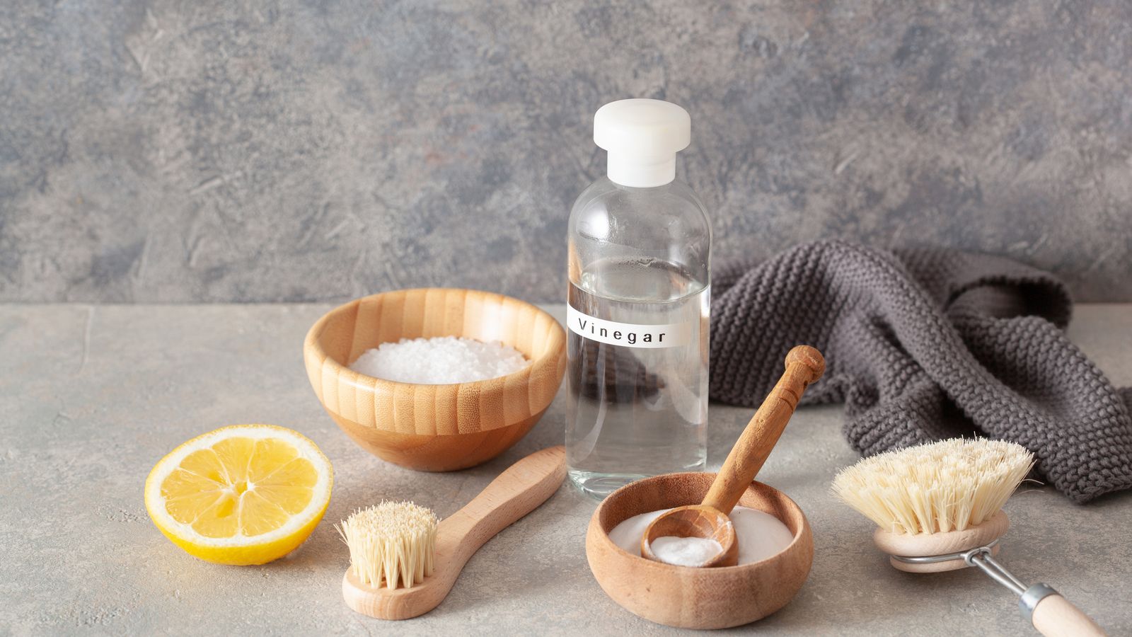 La sal y el hielo actúan como un exfoliante para raspar los restos de comida pegados a las paredes del triturador