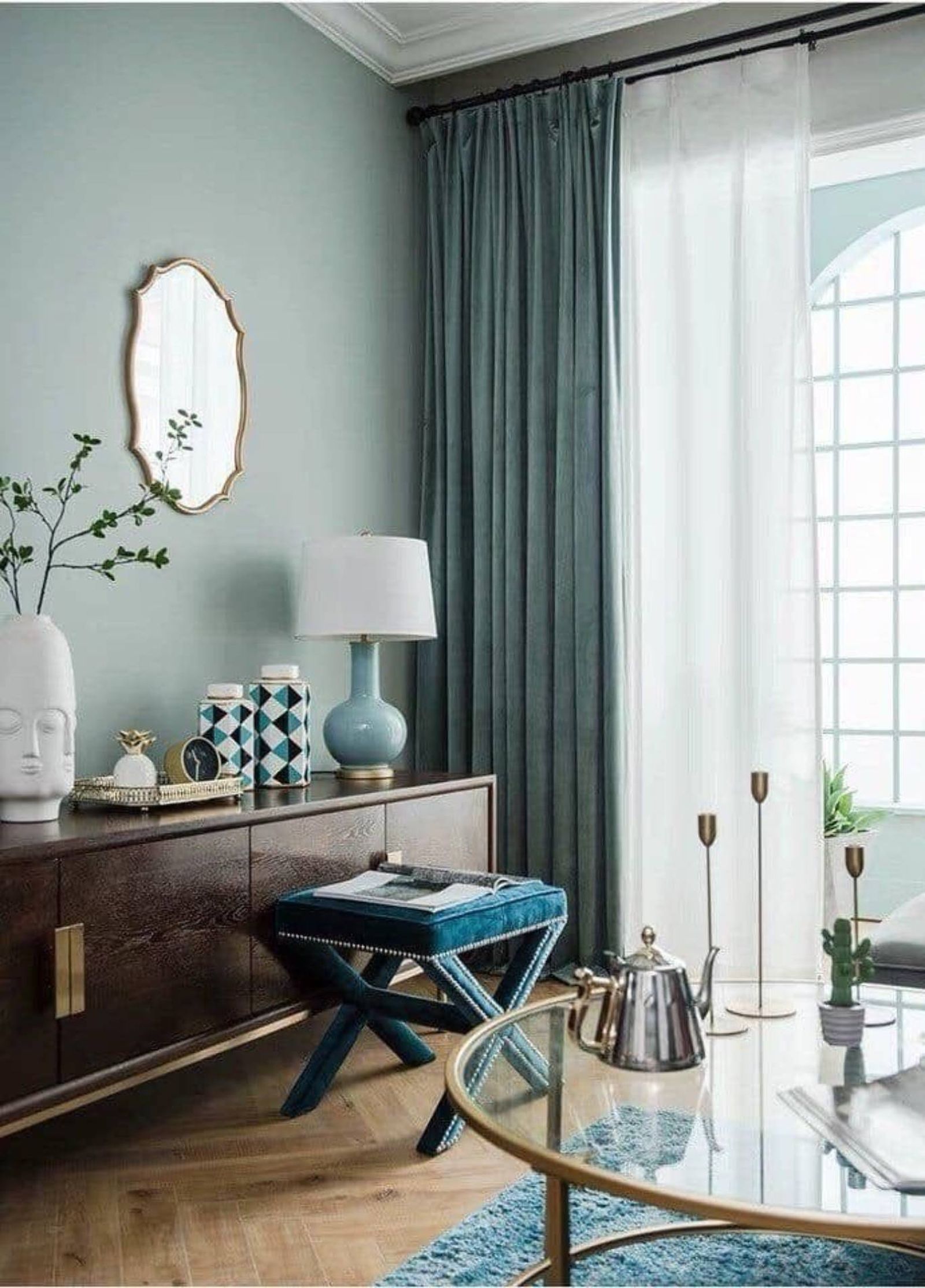Combina un visillo de lino ligero con cortinas de terciopelo para un contraste elegante.