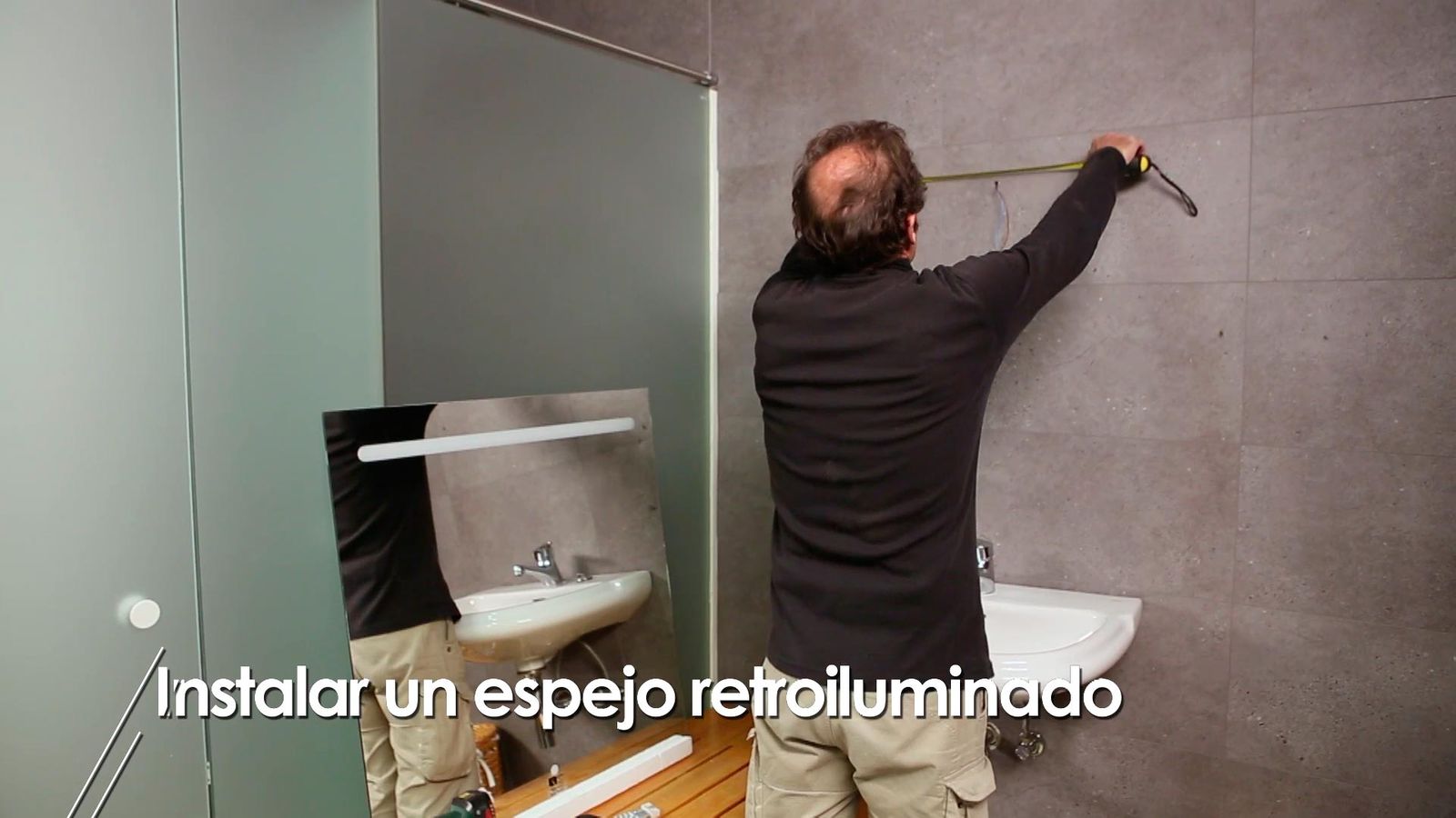 Colocar un espejo retroiluminado en el baño paso 1 Colocar un espejo retroiluminado en el baño paso 1
