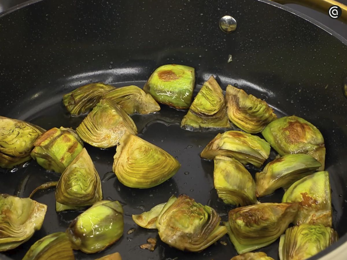 Sofríe las alcachofas en una tartera para que cojan color