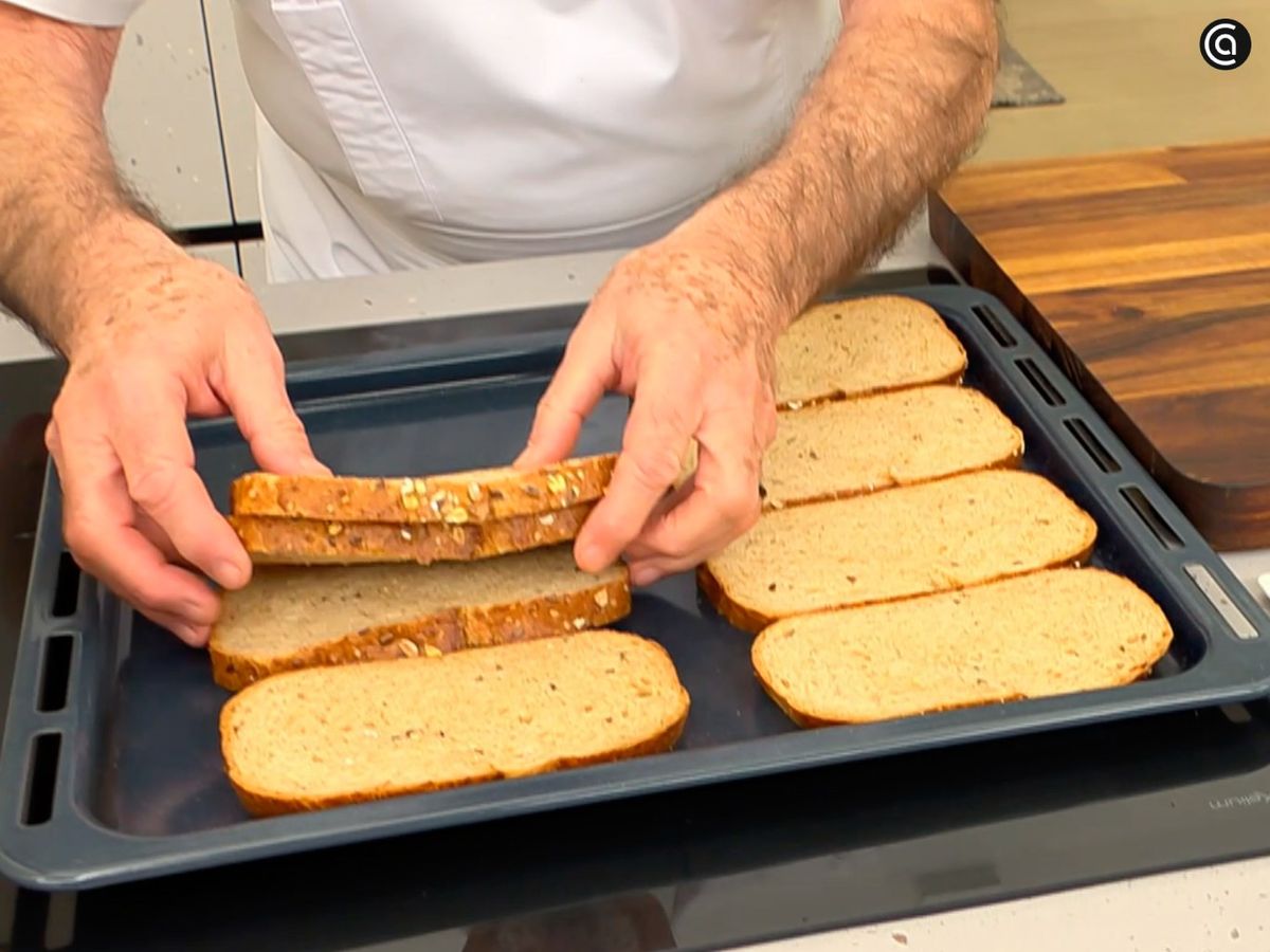 Hornea las rebanadas de pan para que se tuesten ligeramente