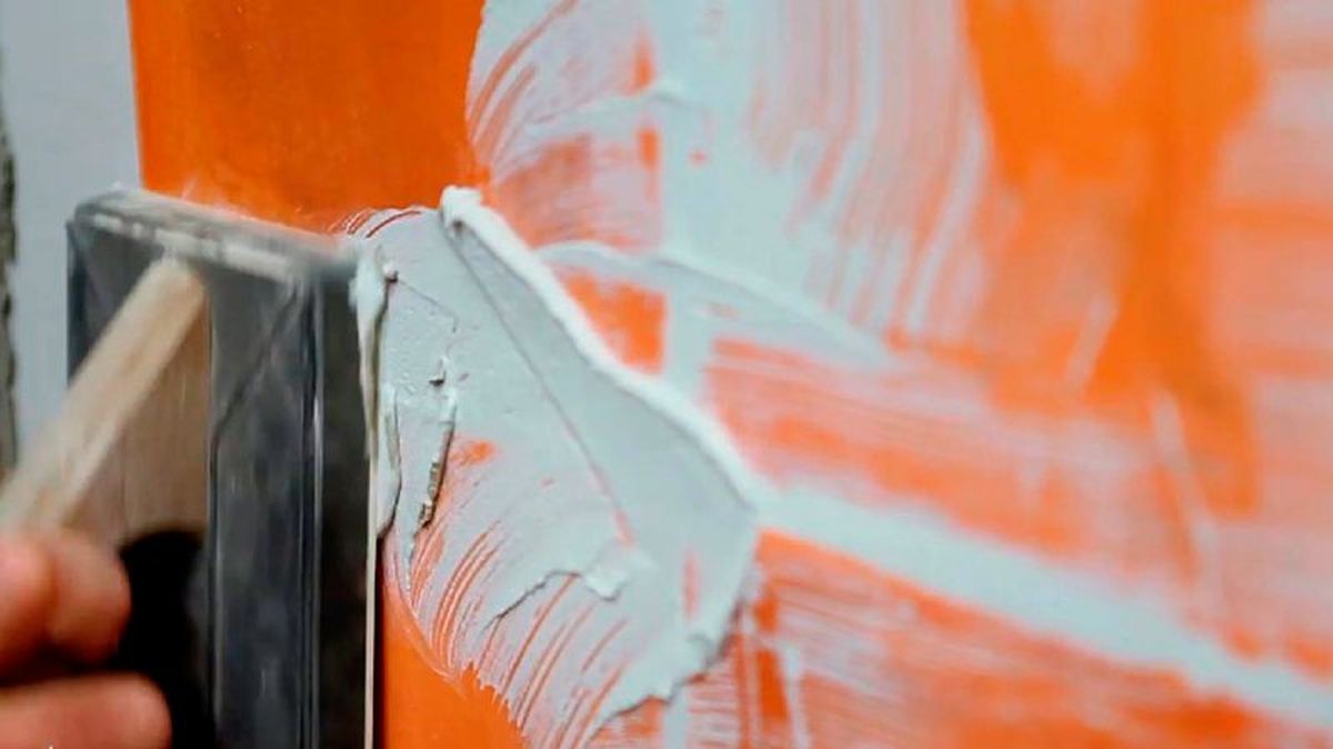 Aplicar la lechada en las juntas con una llana