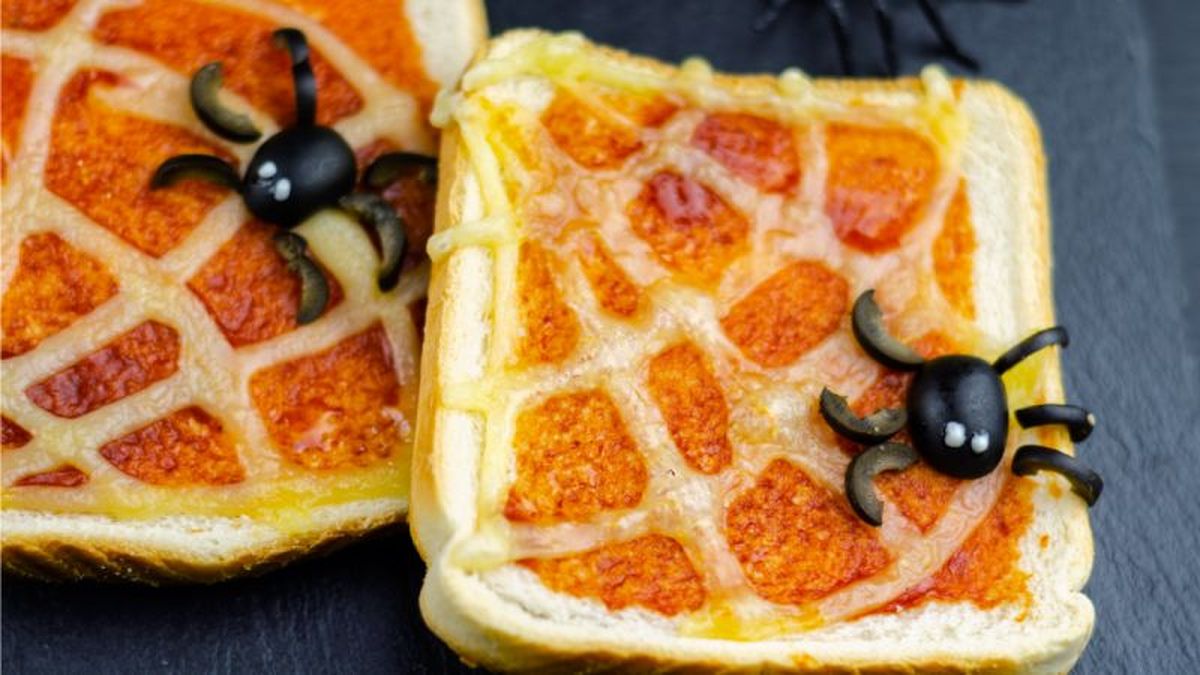 Sándwich con telaraña de queso para Halloween