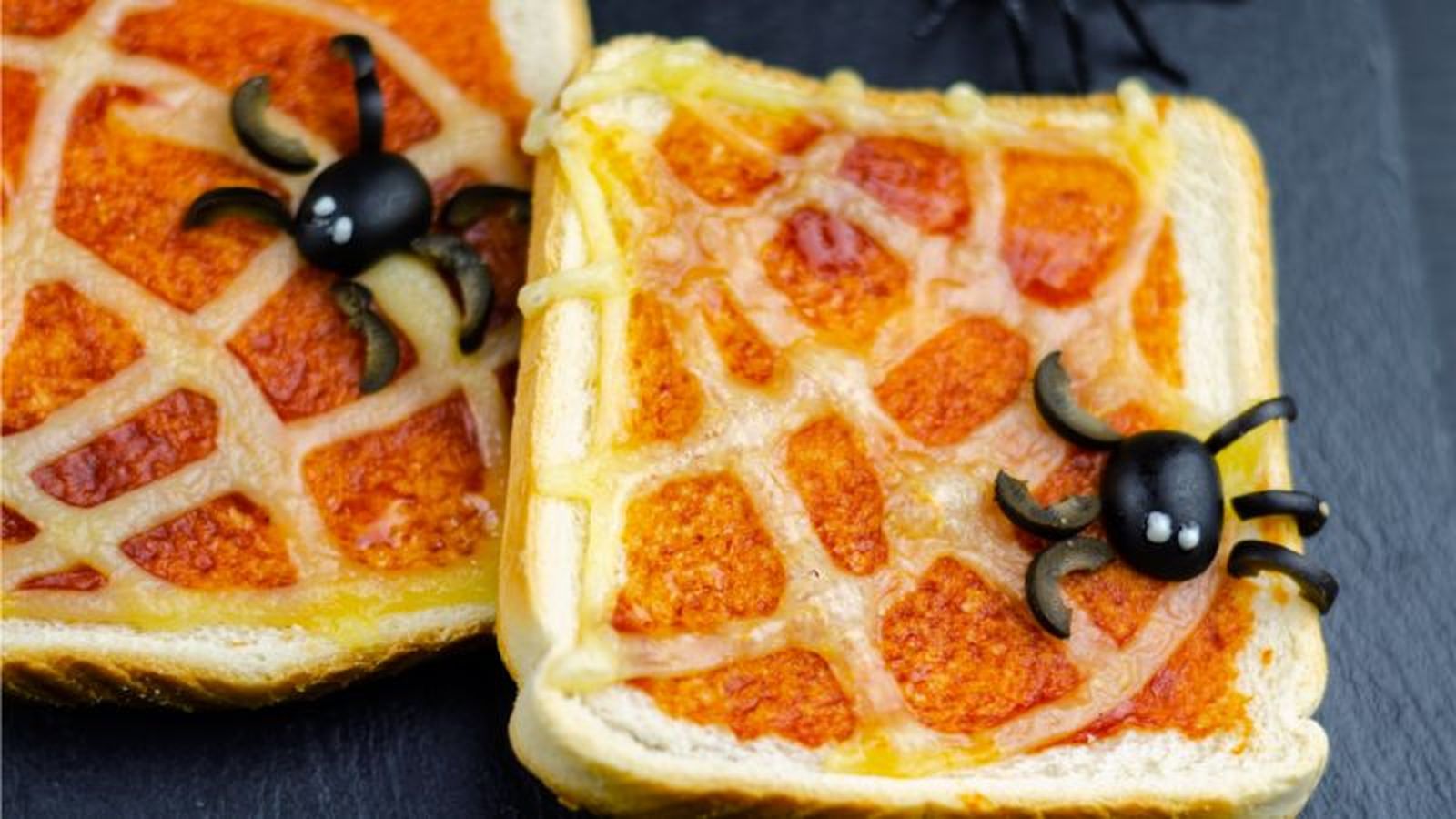 Sándwich con telaraña de queso para Halloween Sándwich con telaraña de queso para Halloween