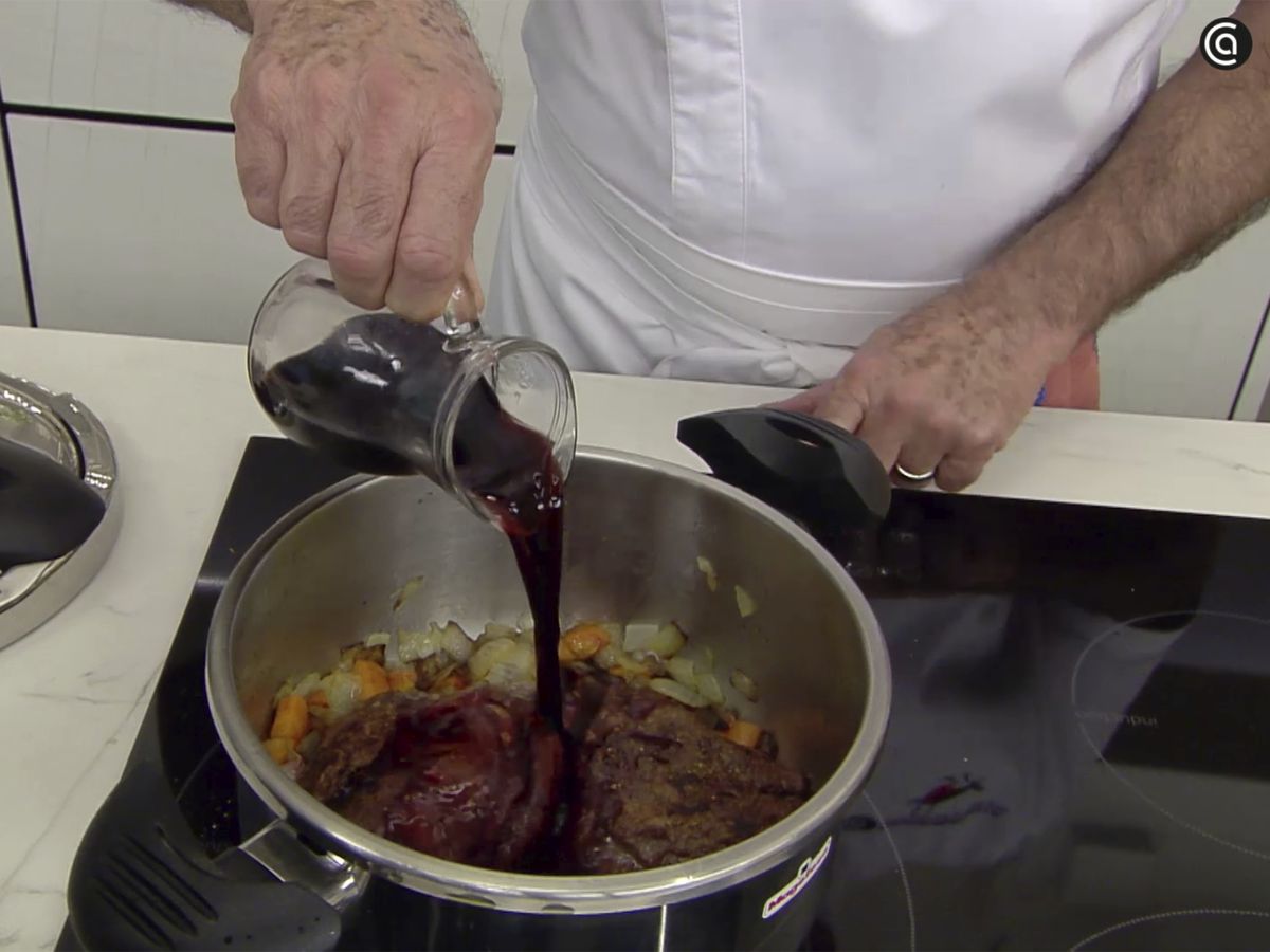 Cubre las carrilleras con el vino y el agua y guísalas