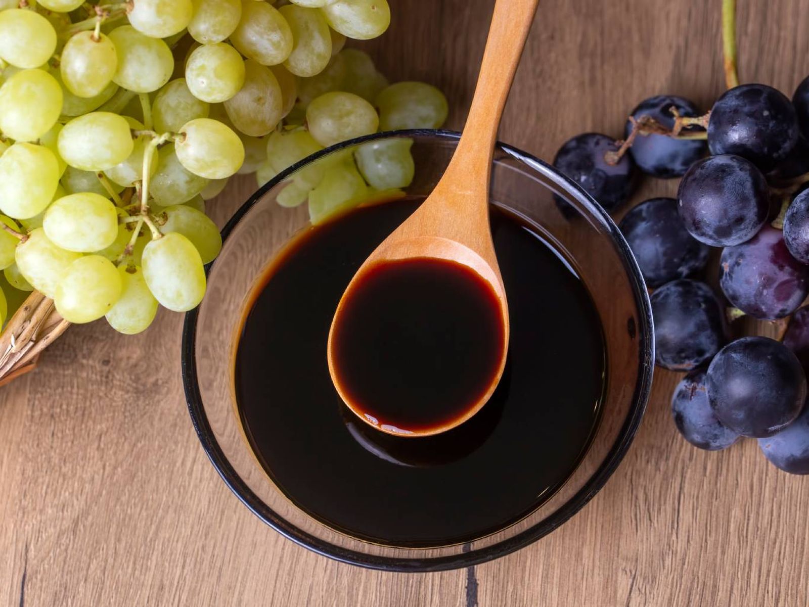 El vinagre balsámico se elabora con mosto de uva cocido El vinagre balsámico se elabora con mosto de uva cocido