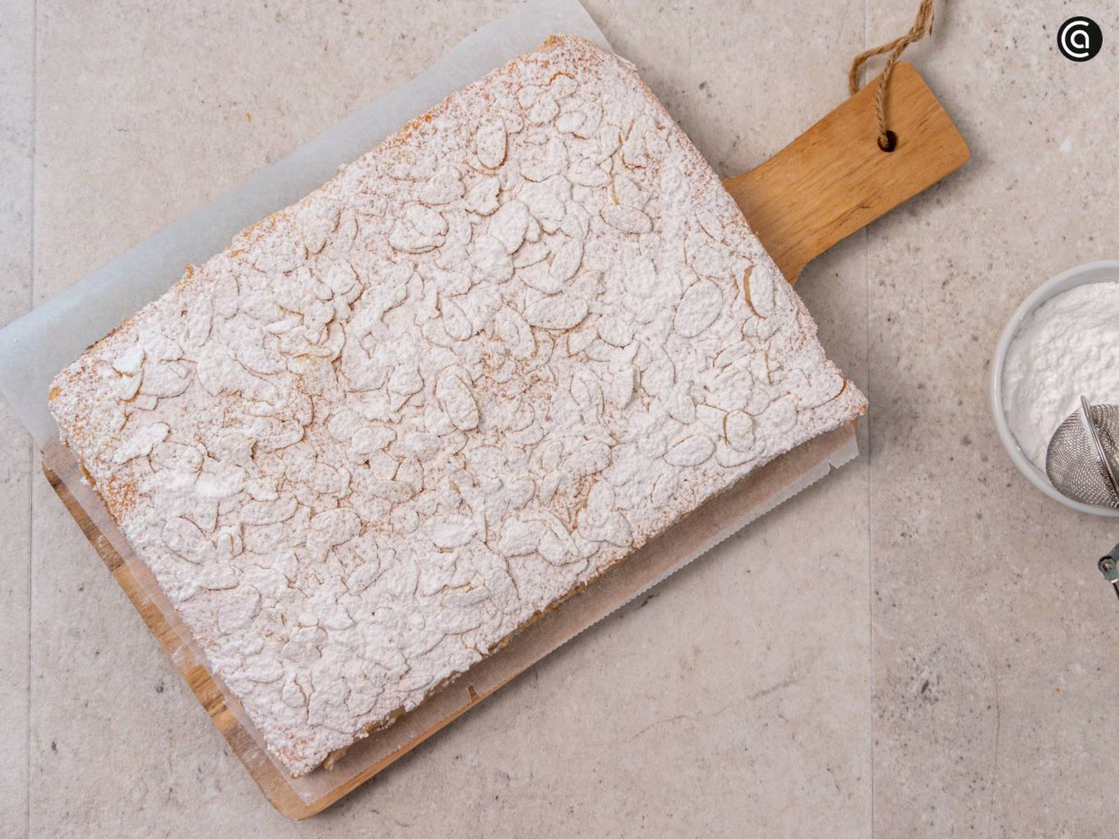 Cubre el pastel ruso con azúcar glas