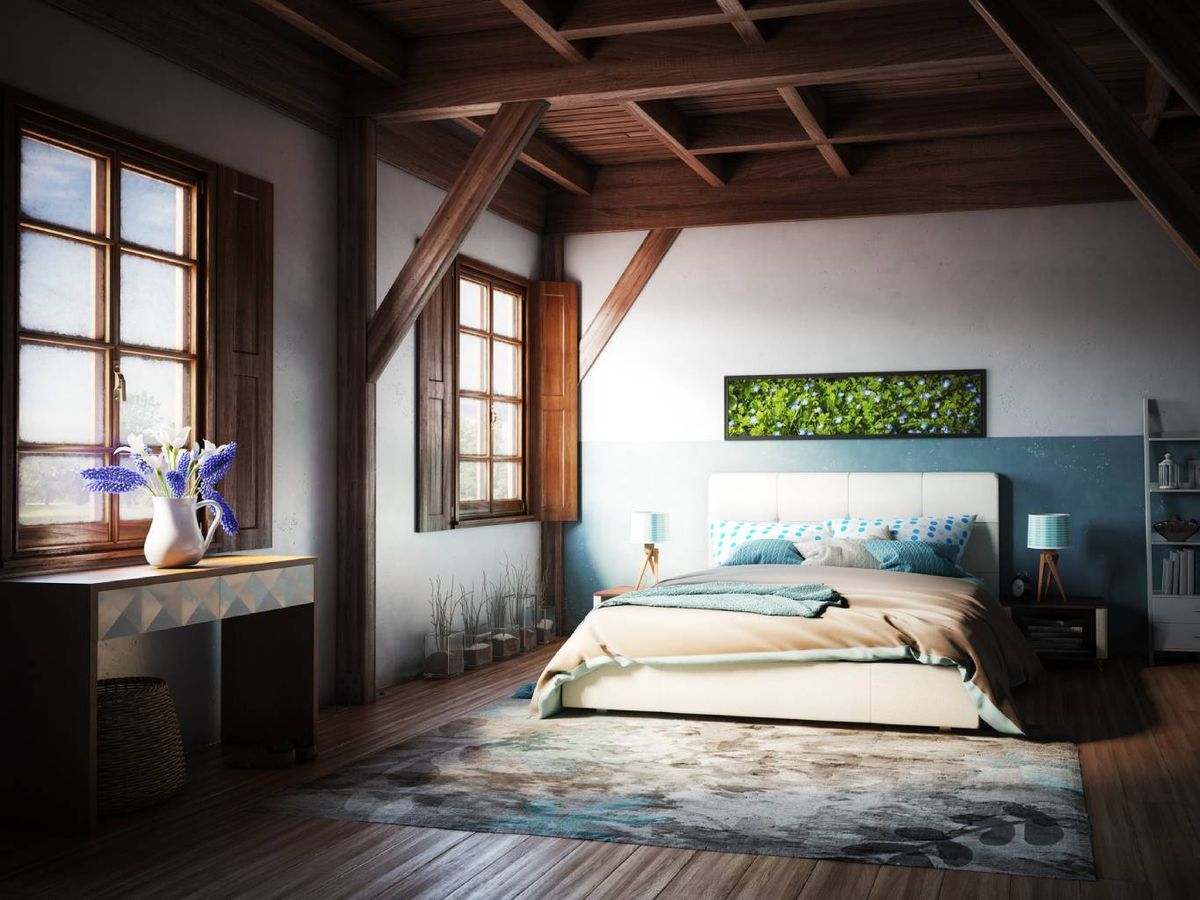 Dormitorio con techo de madera con vigas a a la vista.