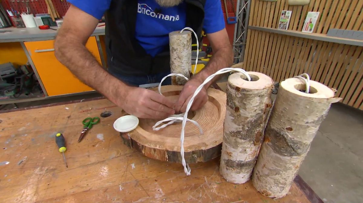 Lámpara con troncos y ramas de madera paso 10