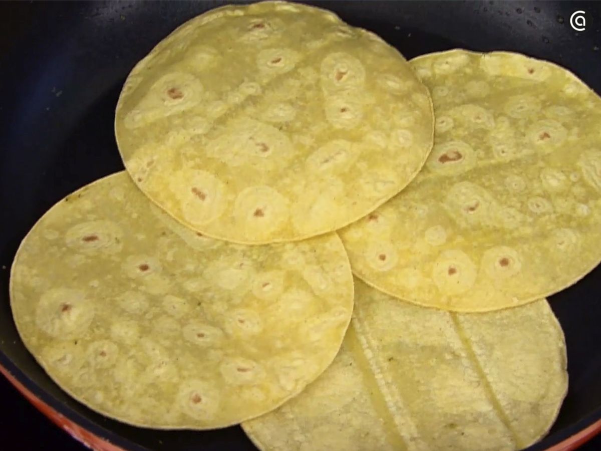 Calienta las tortillas de maíz