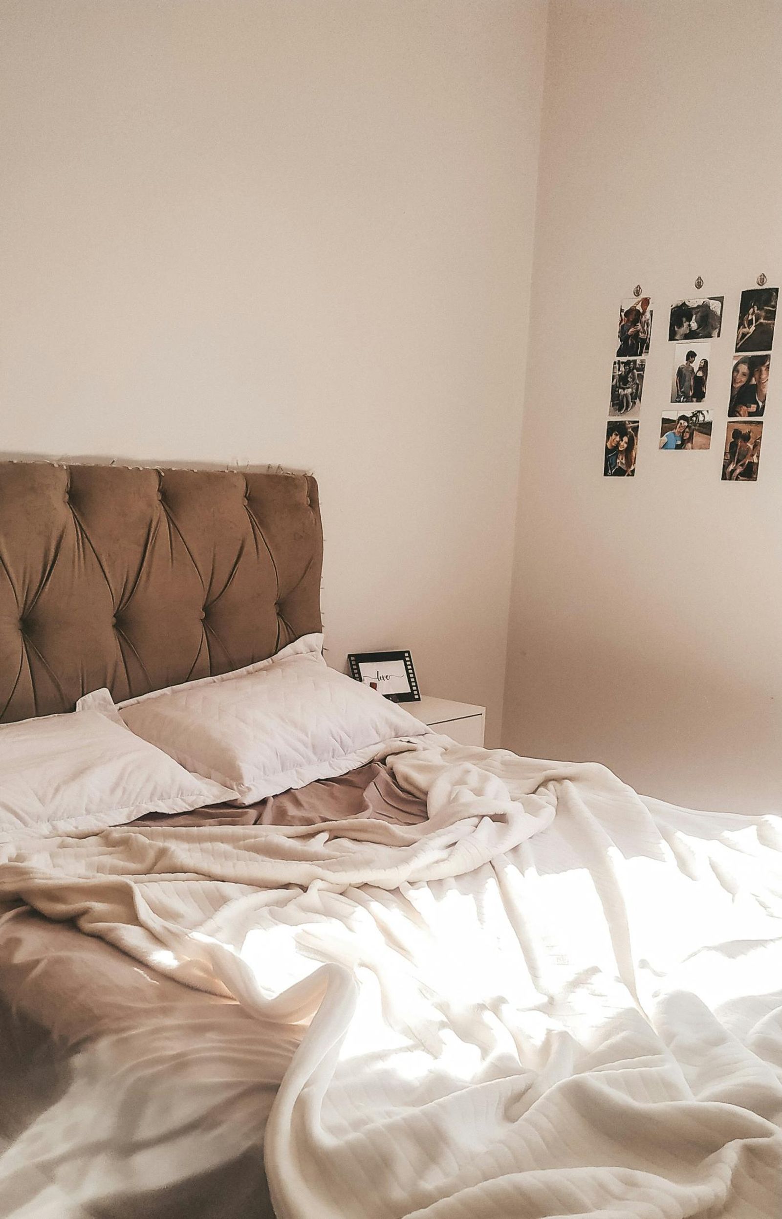 Cama de matrimonio moderna con dos almohadas individuales.