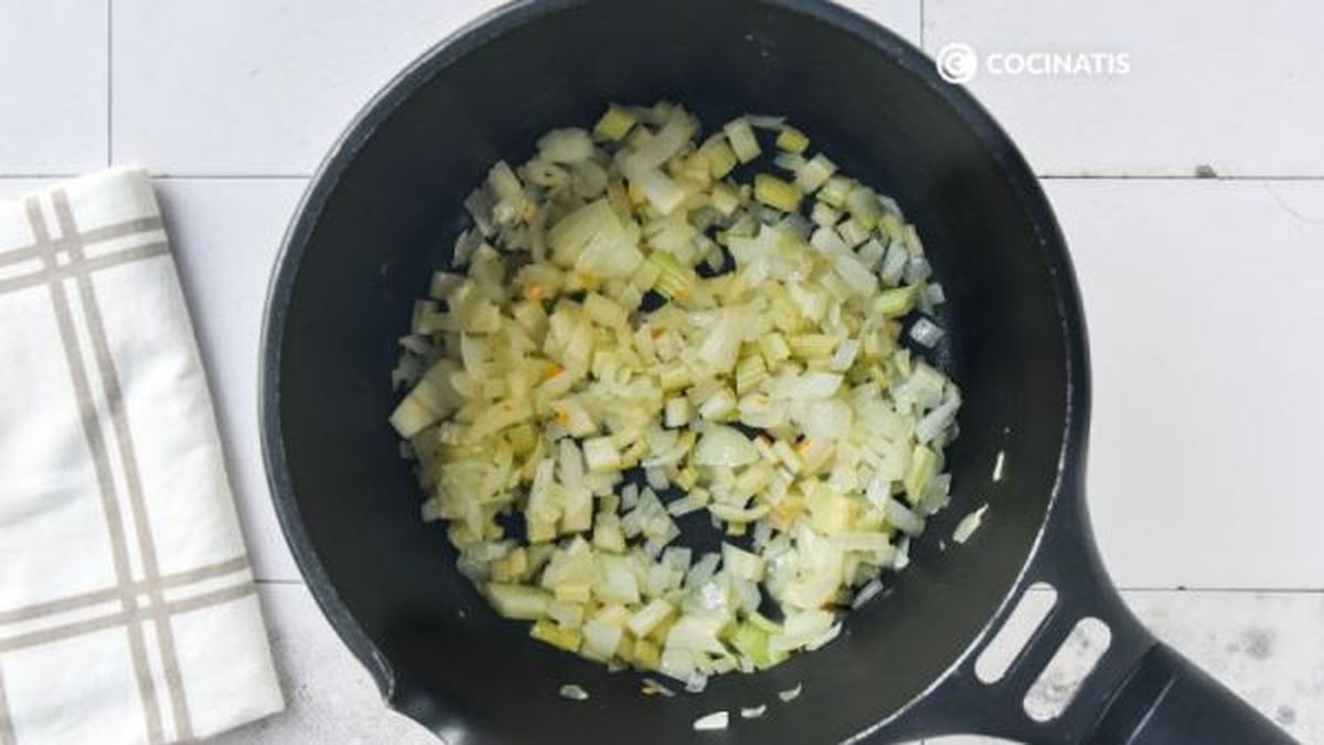 Sofreímos la cebolla y el apio