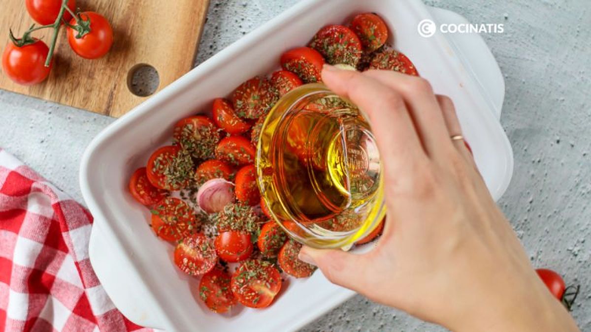 Agregamos el aceite sobre los tomates cherry