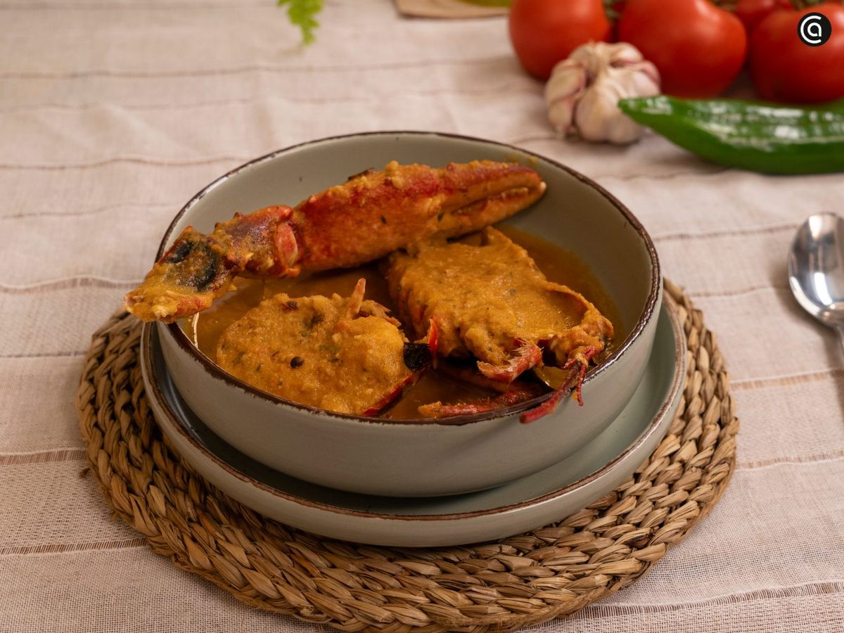 Sirve la caldereta de bogavante después de unos minutos de reposo