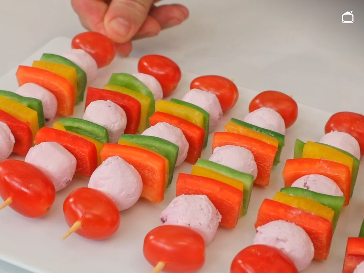 Monta las brochetas de pimiento y queso de cabra