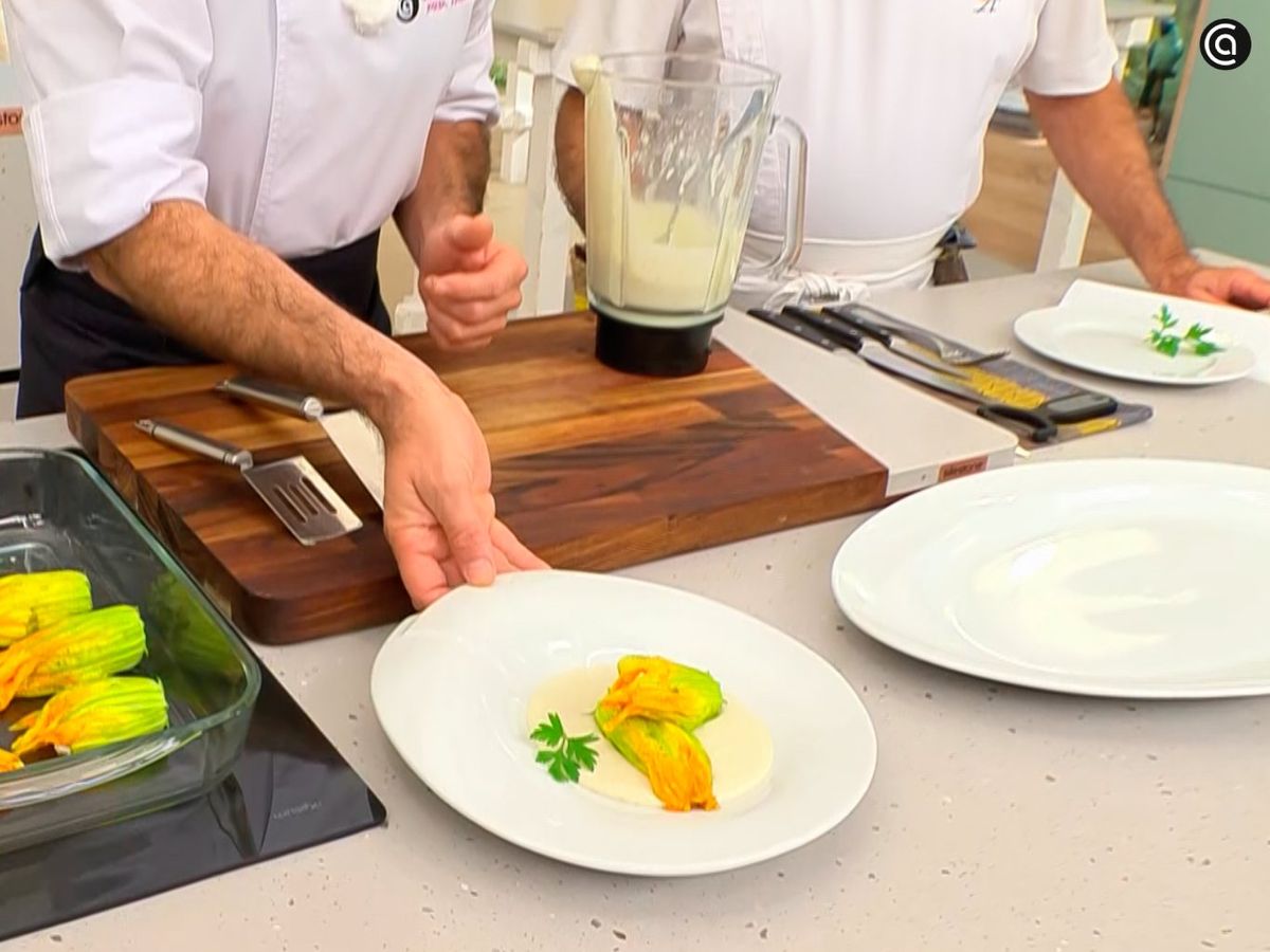 Coloca la flor de calabacín rellena sobre el ajoblanco