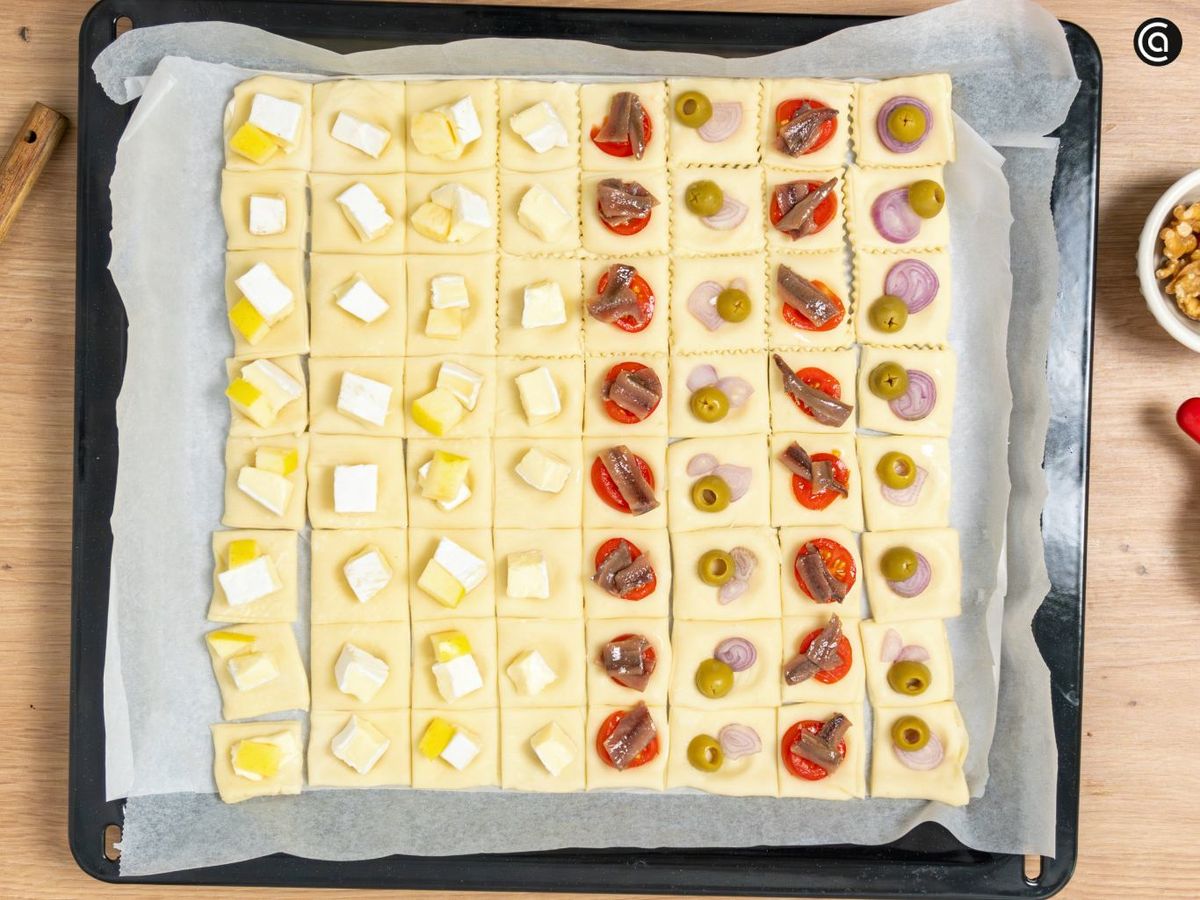 Coloca los ingredientes sobre la masa de hojaldre