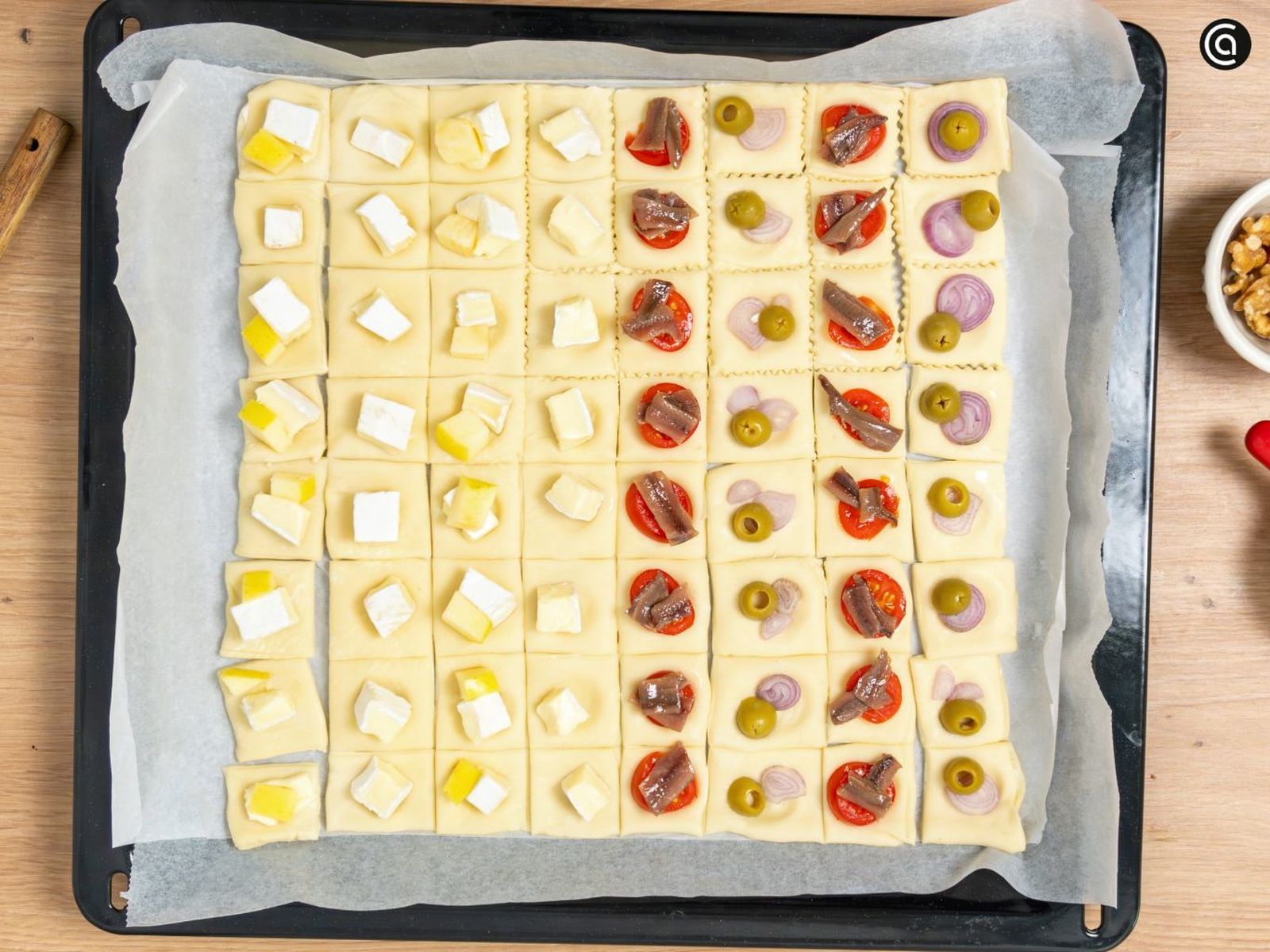 Coloca los ingredientes sobre la masa de hojaldre