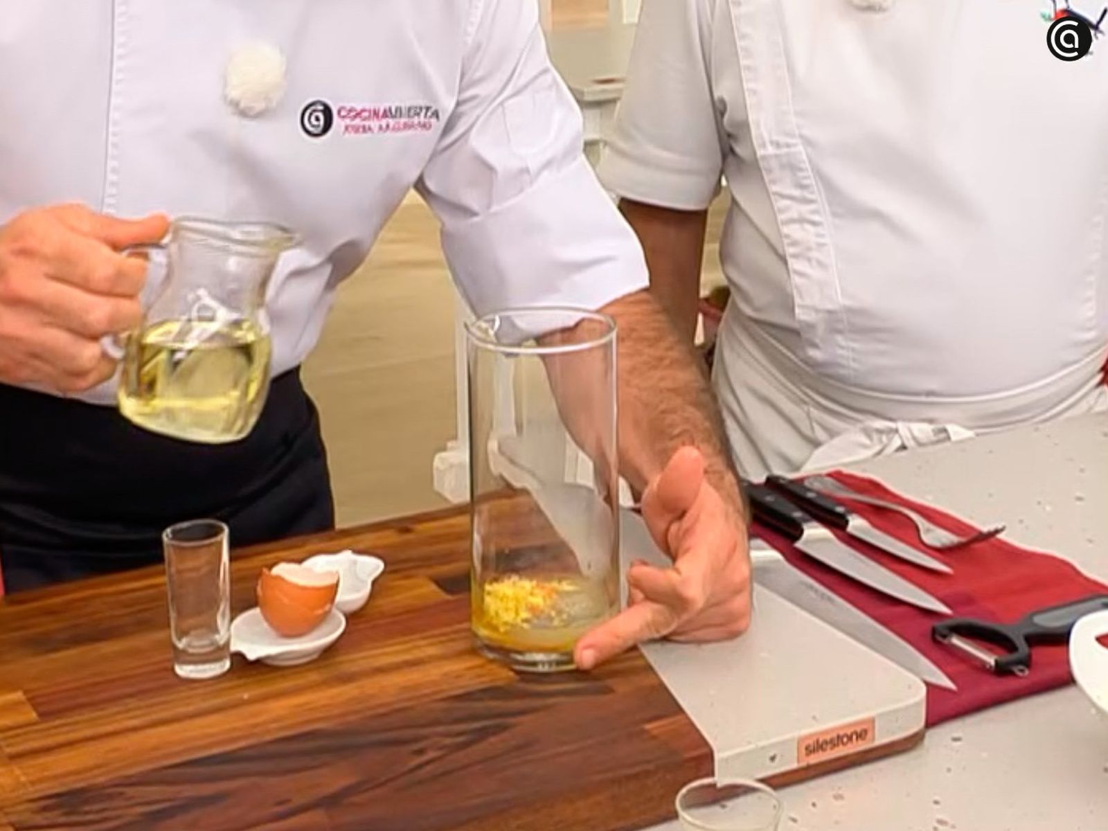 Joseba Arguiñano mide con los dedos la cantidad de aceite para hacer mahonesa Joseba Arguiñano mide con los dedos la cantidad de aceite para hacer mahonesa