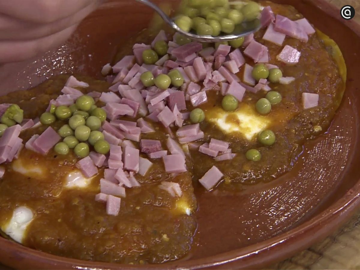 Sirve el jamón y los guisantes por encima