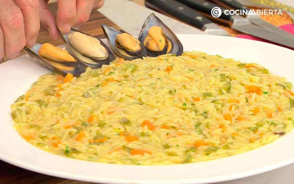 Distribuye los mejillones en el plato