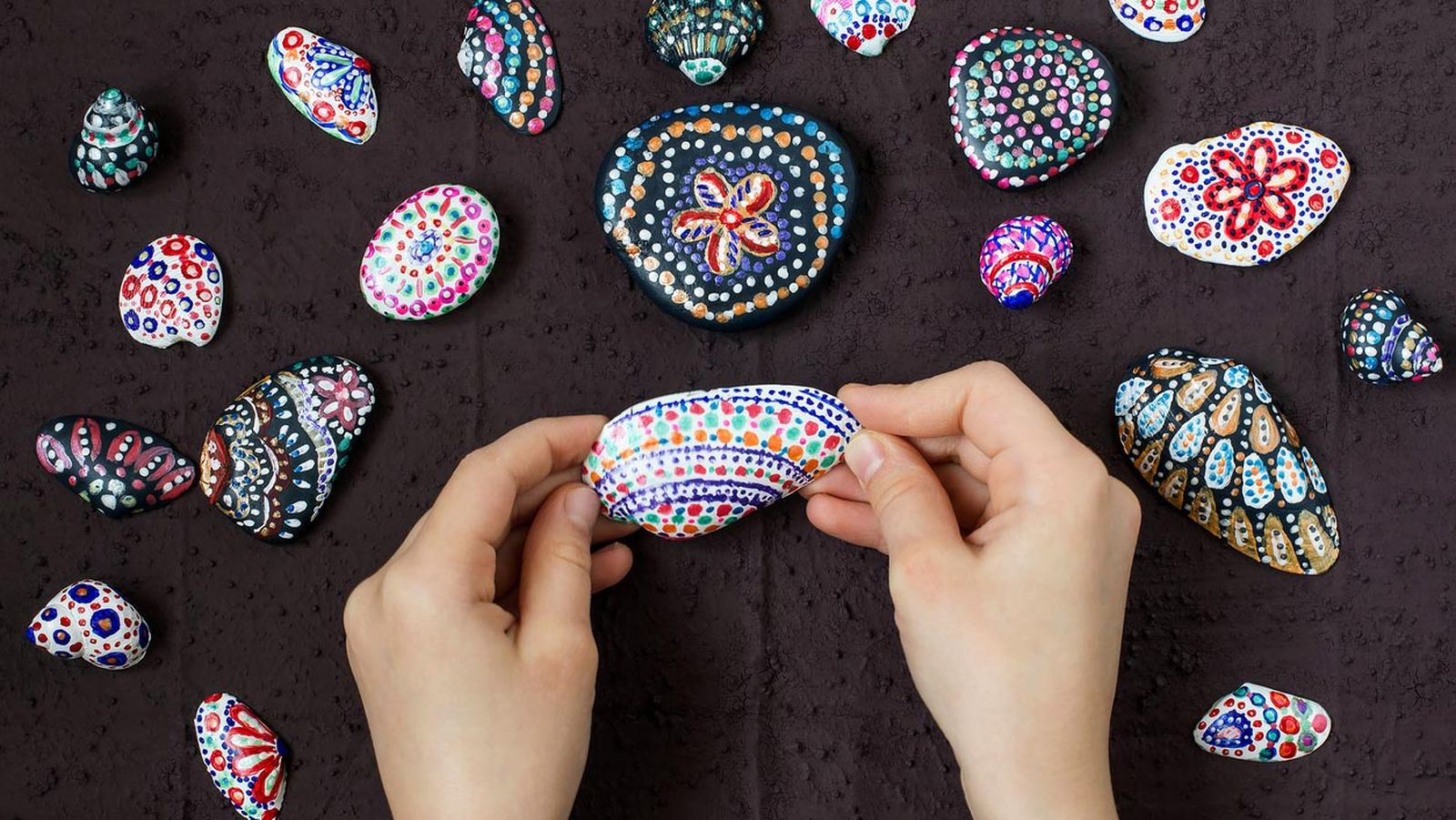 como pintar conchas y piedras puntillismo