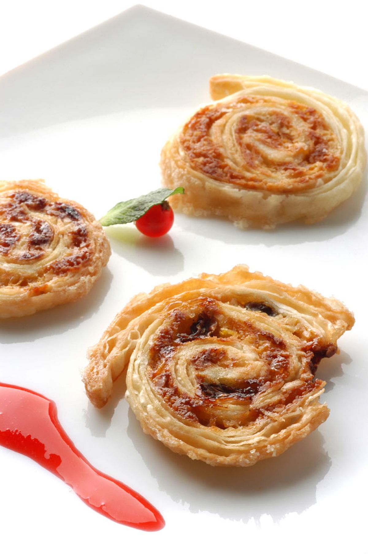 Galletas de hojaldre con crema y frutas