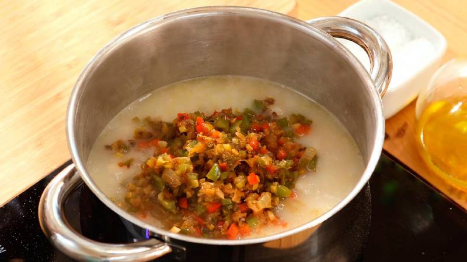 Añade las verduras a las alubias, sazona y deja cocer para combinar todos los sabores Añade las verduras a las alubias, sazona y deja cocer para combinar todos los sabores