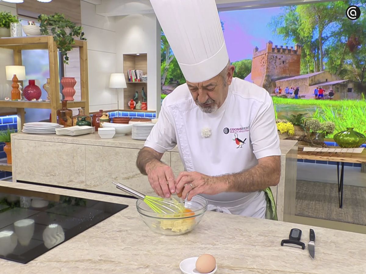 Cuando la masa haya absorbido el primer huevo, añade el segundo