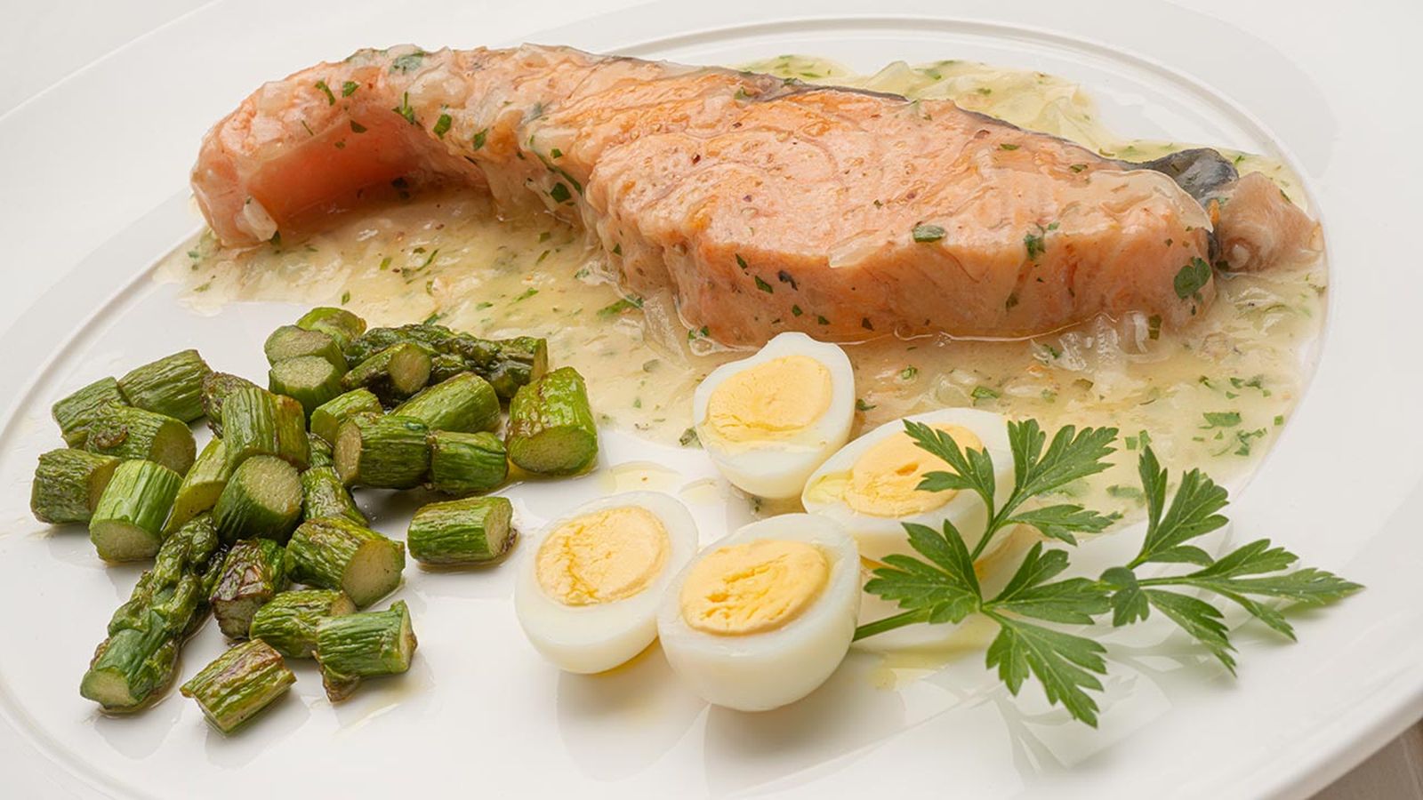 Salmón en salsa verde de Karlos Arguiñano