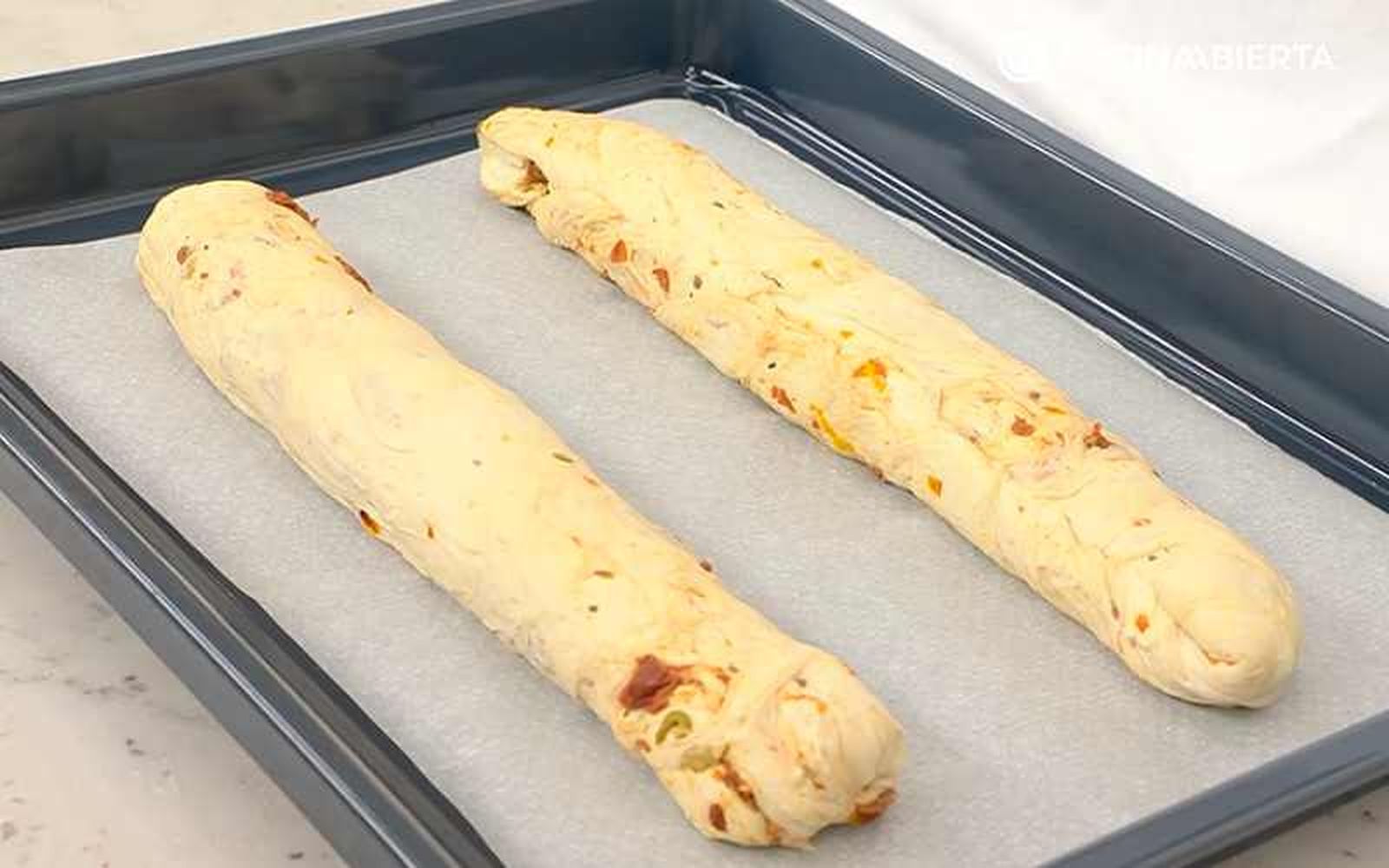 Dos barras de masa de pan de tomate seco Dos barras de masa de pan de tomate seco