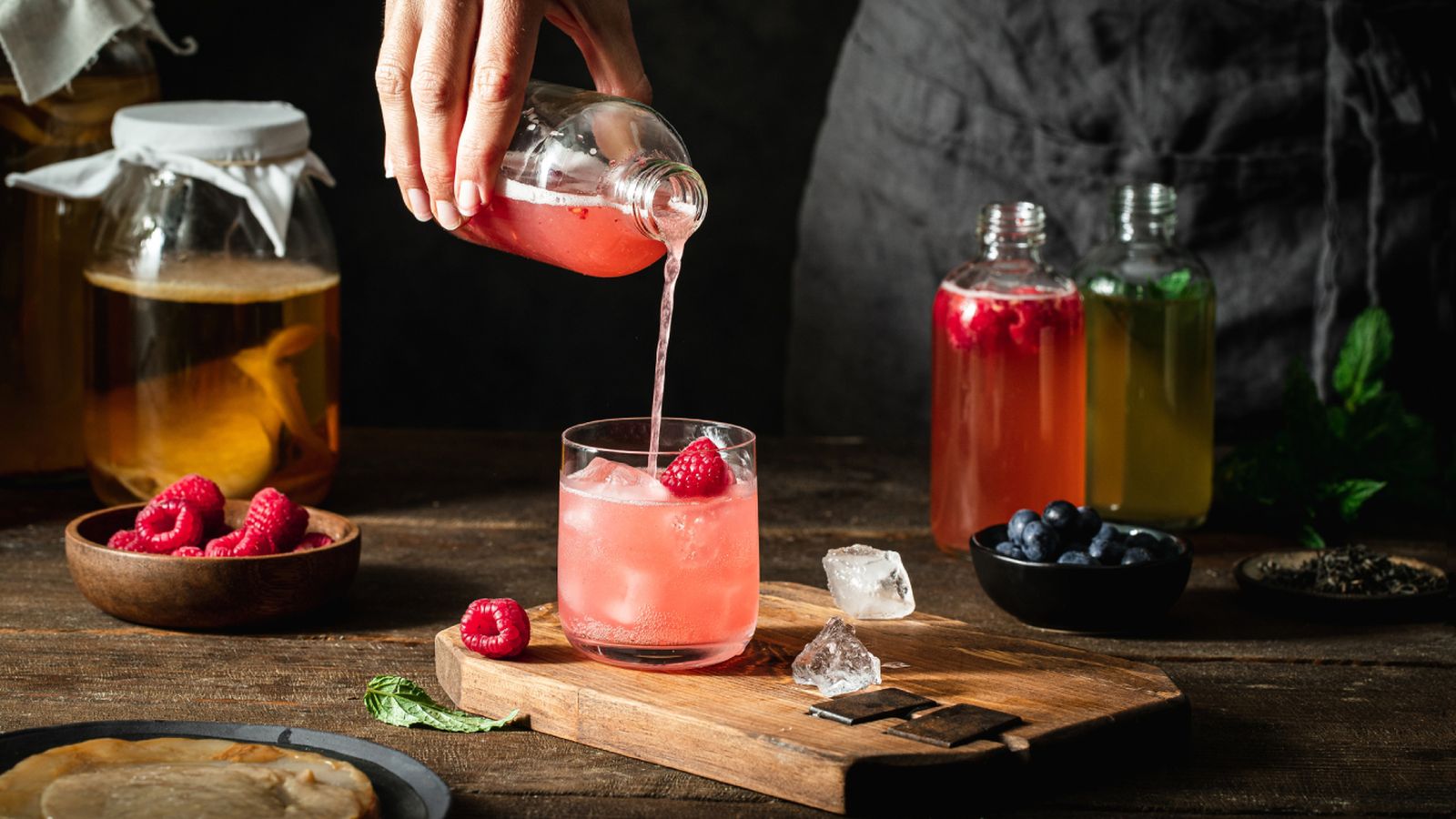 Kombucha casera de frutos rojos, una bebida fermentada natural con un toque ácido y refrescante.
