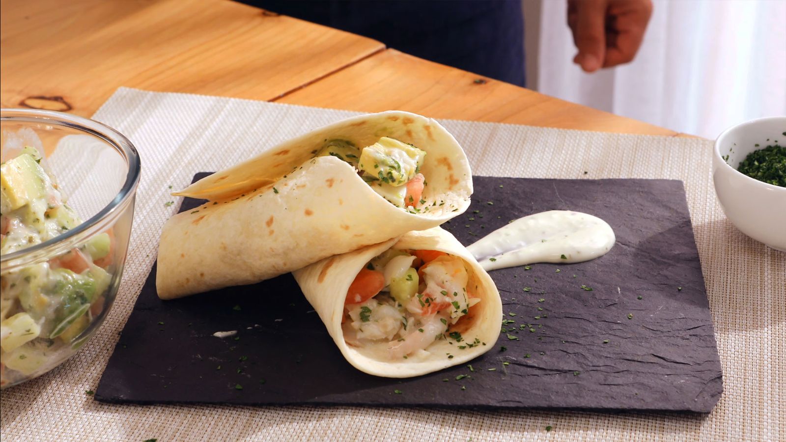 Sirve con más salsa de yogur Wrap de pescado con salsa de yogur Paso 7