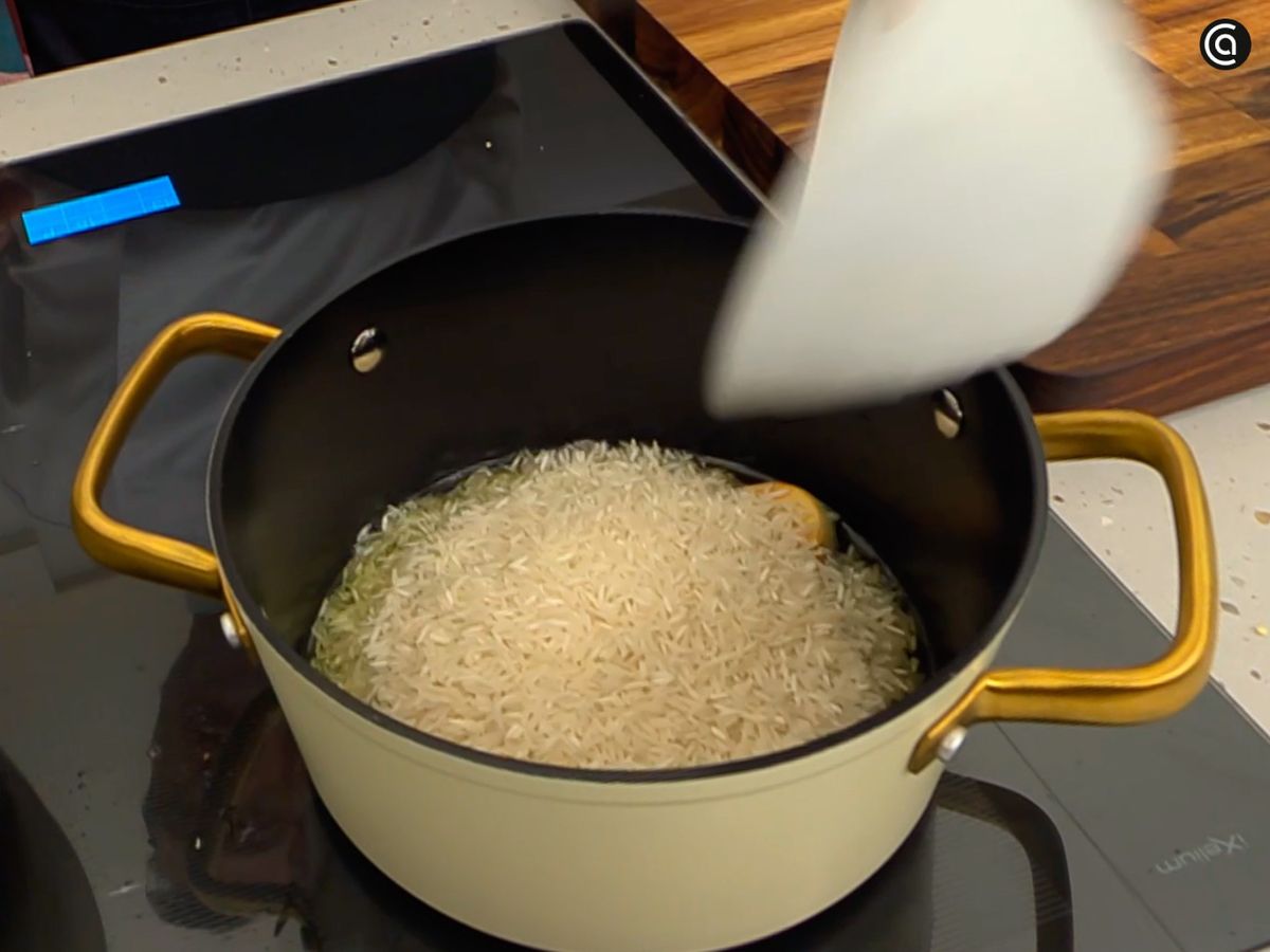 Cocina el arroz basmati con ajo hasta que esté en su punto