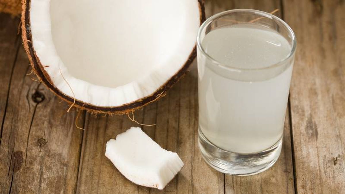 Aprovecha el agua del coco para hacer un batido natural nutritivo