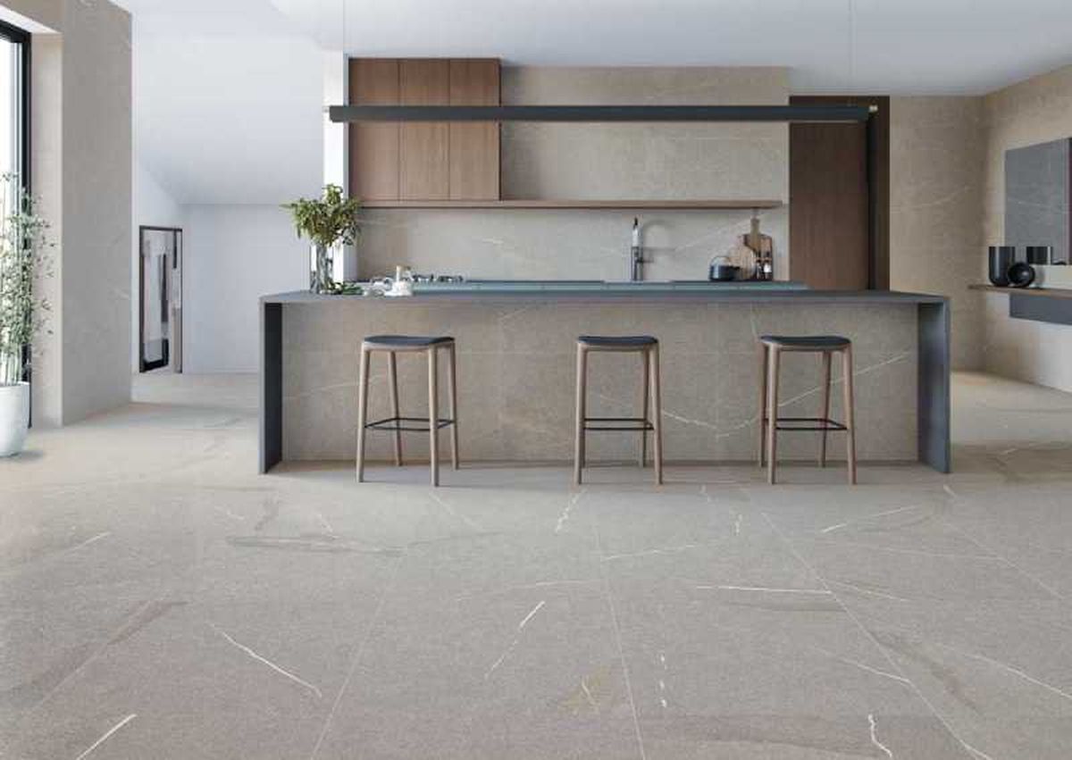 Cocina en tonos grises con suelo porcelánico.