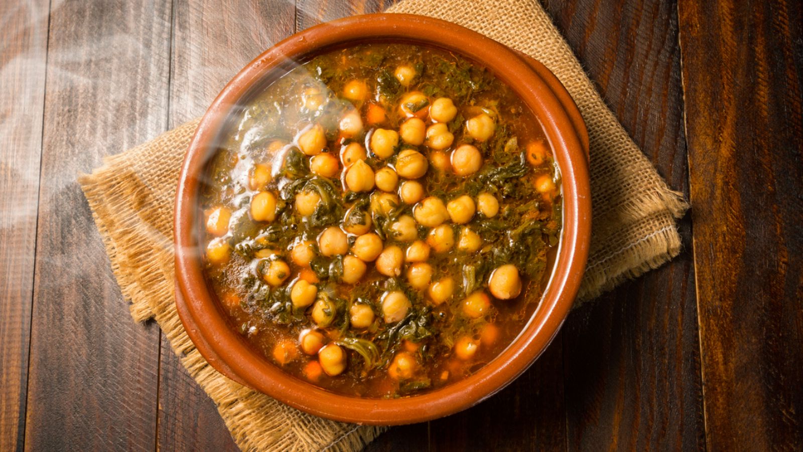 Nada como un buen guiso de garbanzos servido en cazuela de barro: sabor, aroma y tradición en cada cucharada.