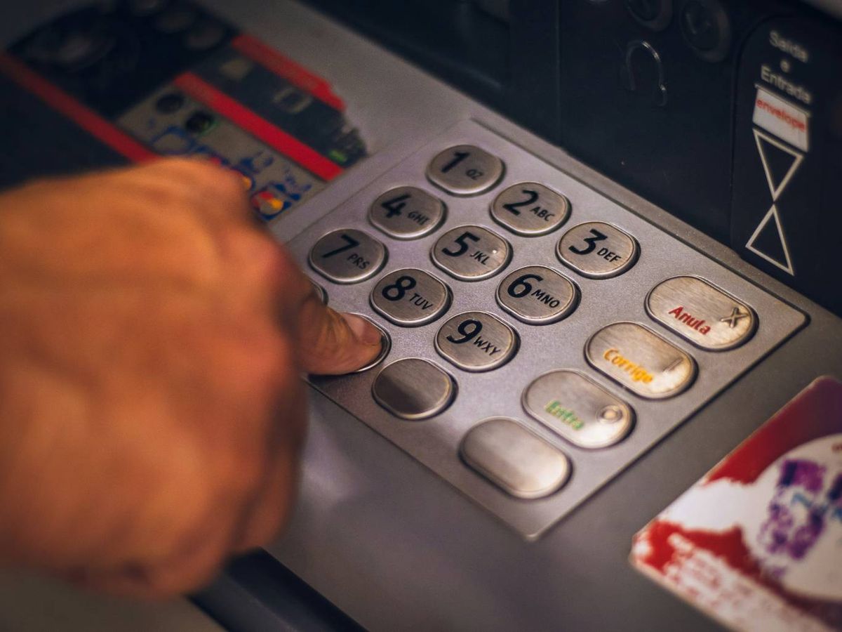 Asegúrate de que no hay elementos extraños en la ranura de la tarjeta.