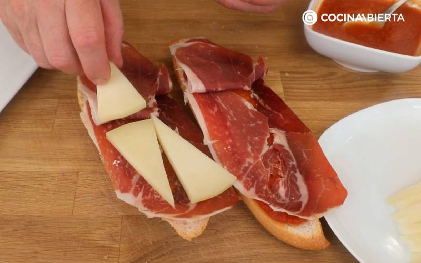 Prepara el panini de jamón de bodega y queso Prepara el panini de jamón de bodega y queso