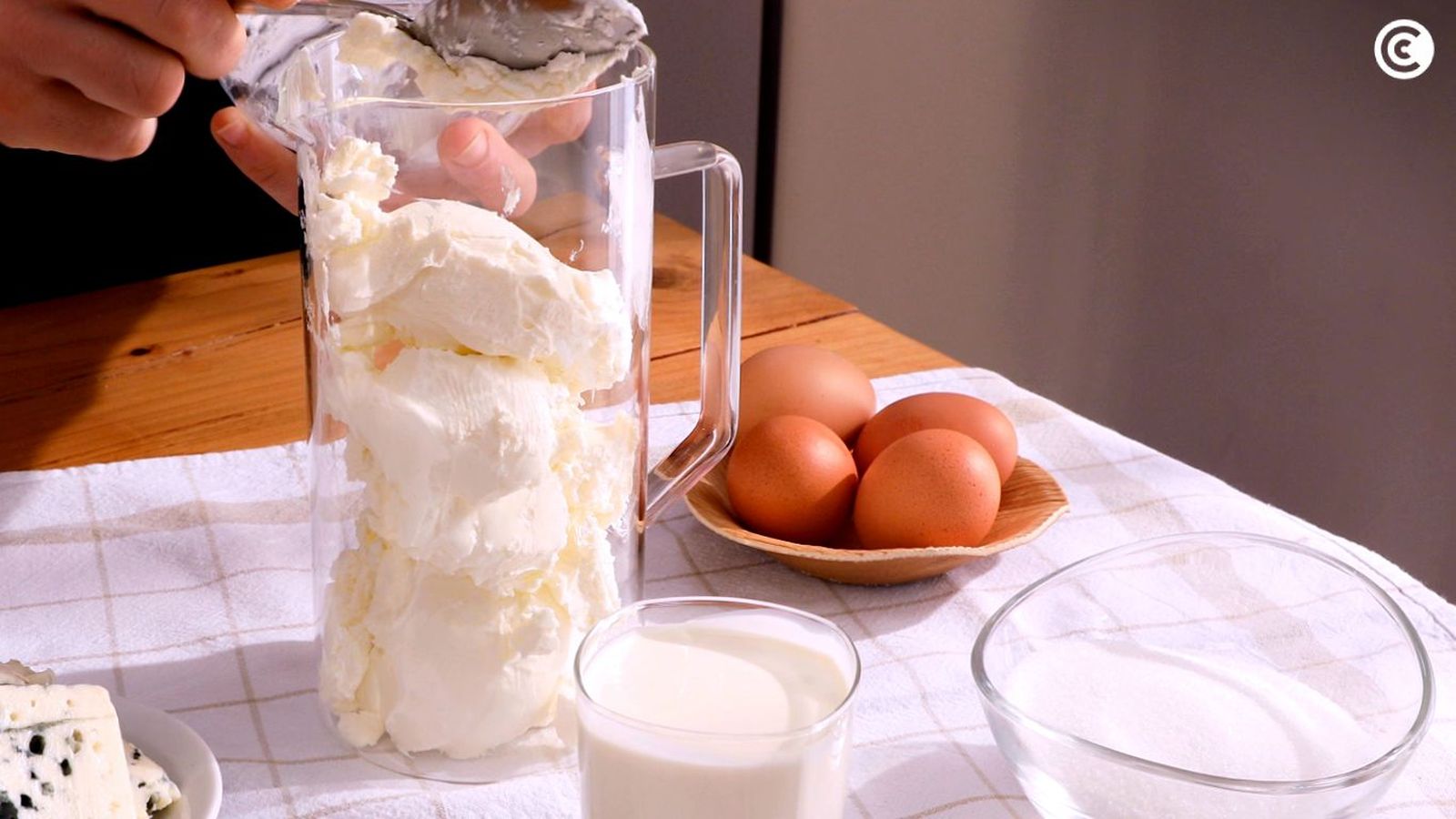 Queso crema atemperado para hacer una tarta de queso cremosa