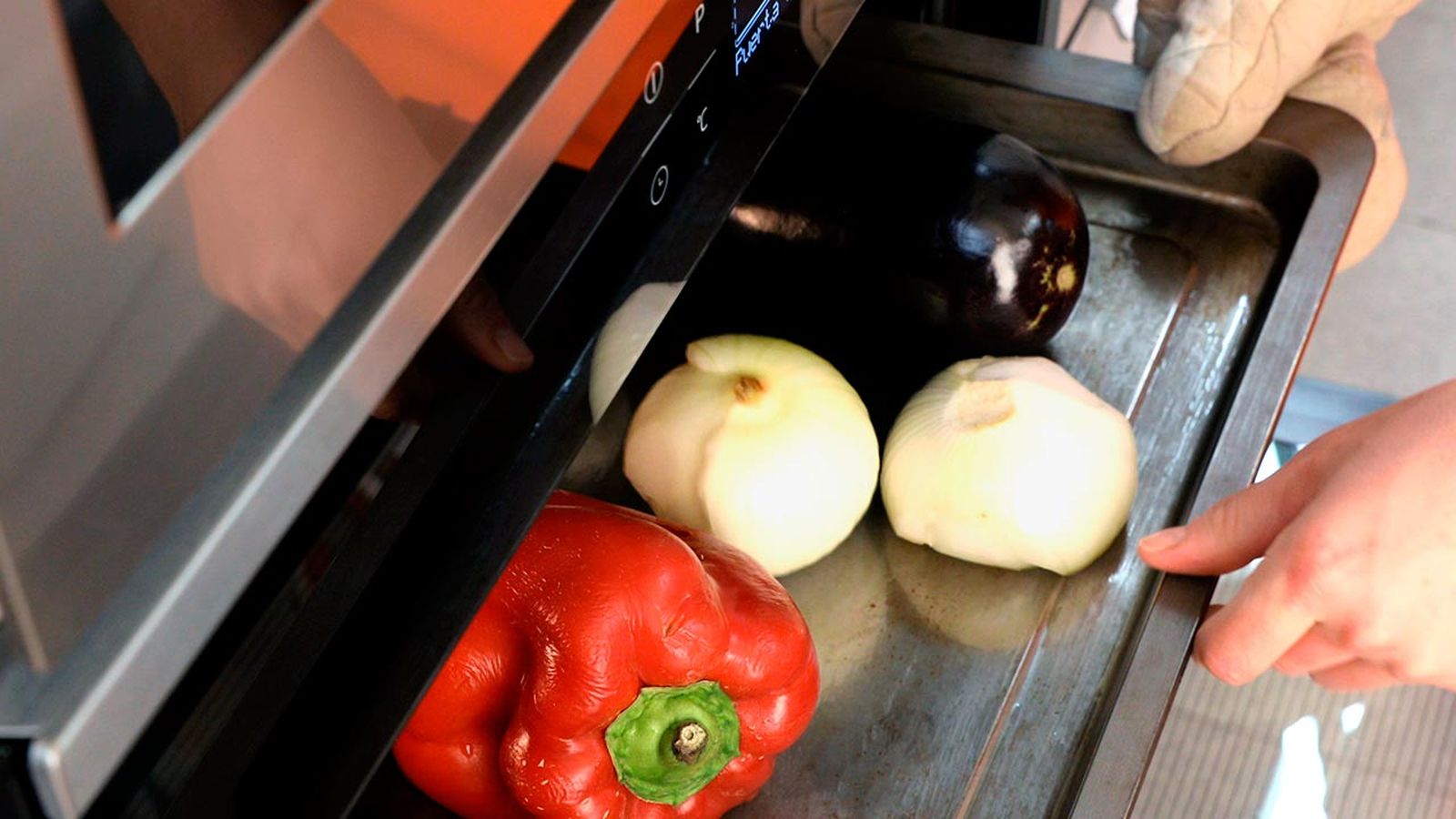 Introdúcelas en el horno durante una hora Receta de escalivada de verduras asadas paso 2