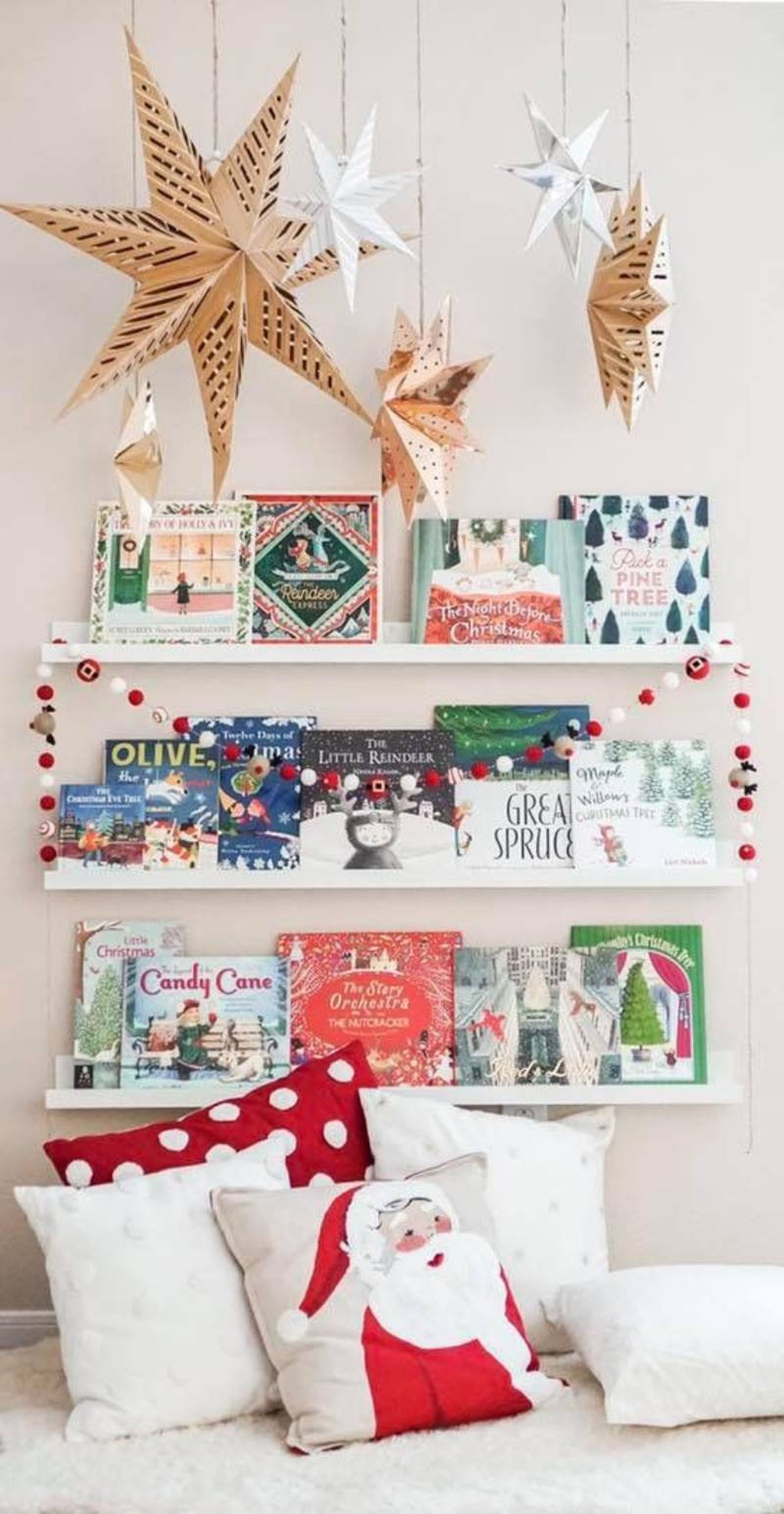 Estantería con libros de Navidad. Estantería con libros de Navidad.