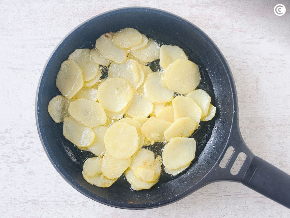 Freír patatas para la tortilla de patata y calabacín