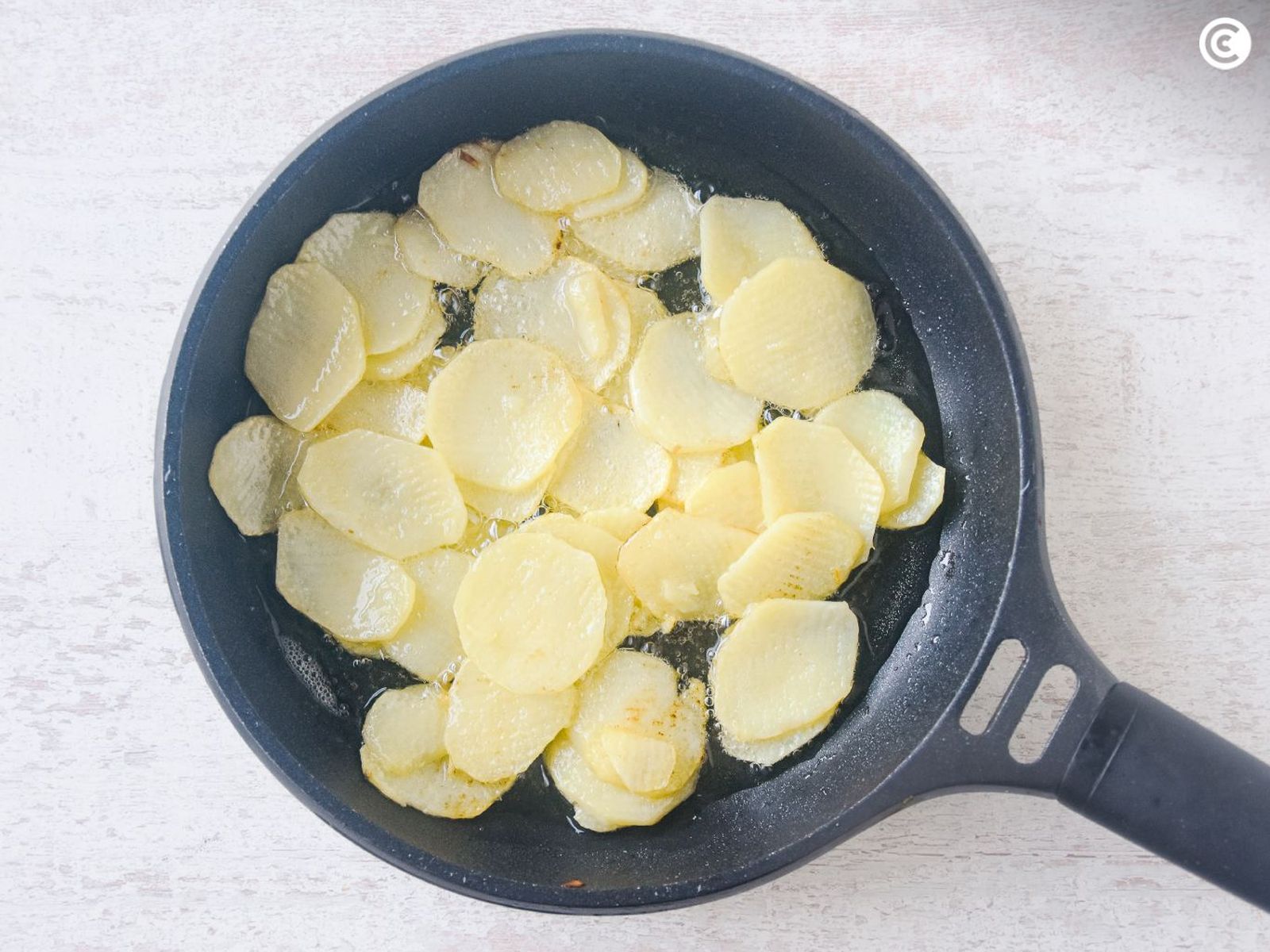 Freír patatas para la tortilla de patata y calabacín