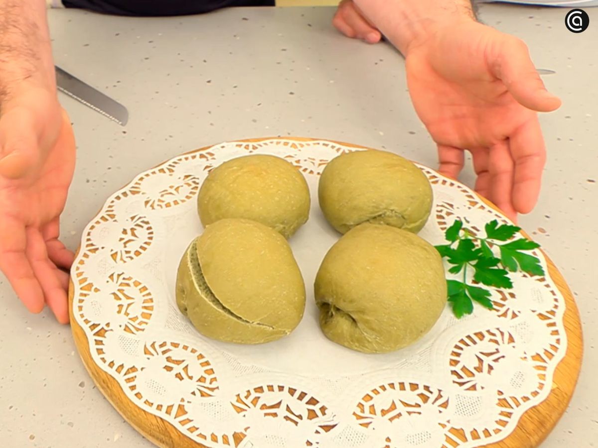 Deja que enfríe y sirve los panecillos de té matcha