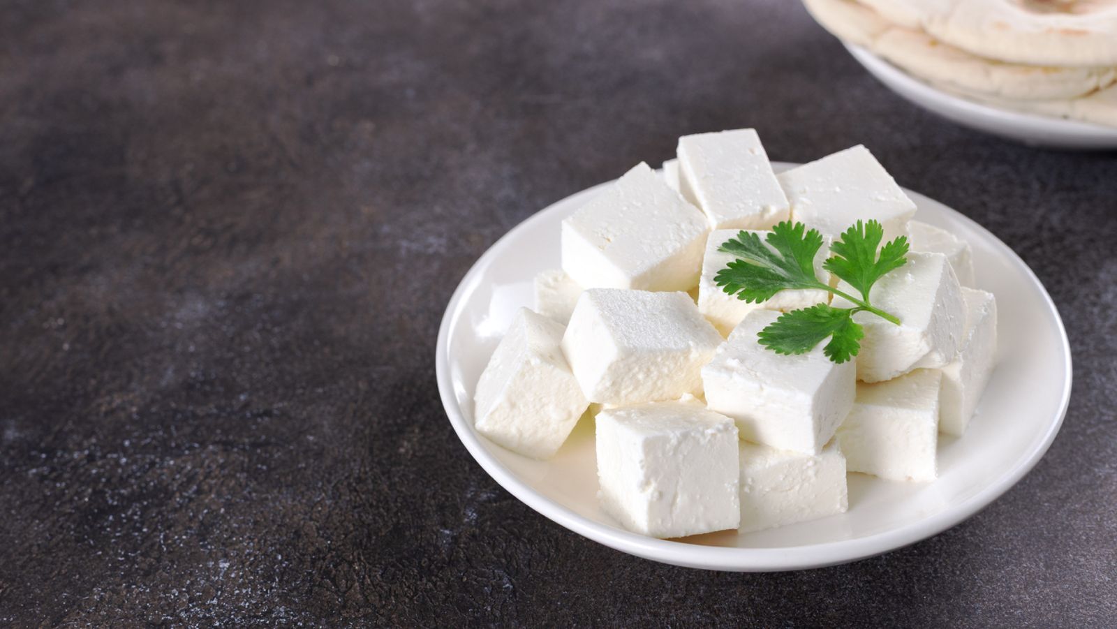 Dados de paneer casero, el queso fresco indio que no se derrite al cocinarse. Dados de paneer casero, el queso fresco indio que no se derrite al cocinarse.