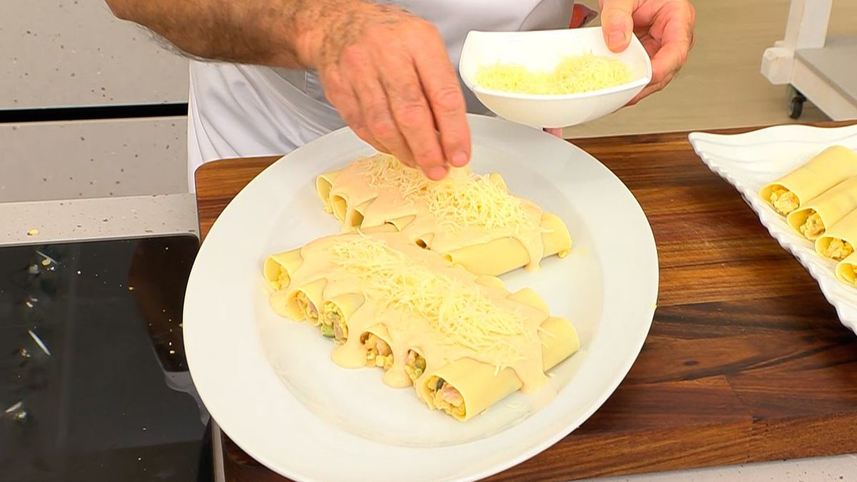 Karlos Arguiñano napando unos canelones