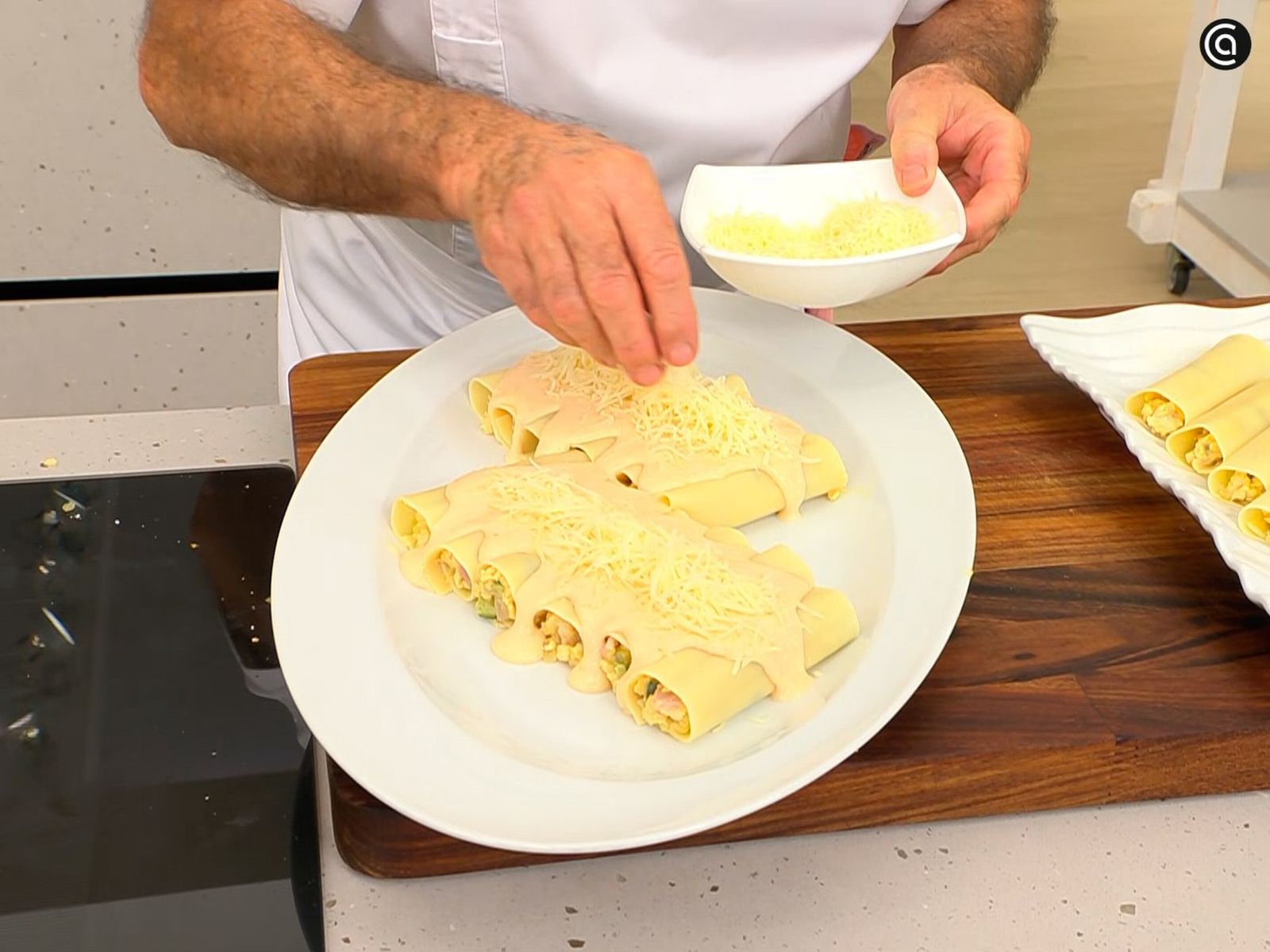 Cubre con bechamel, añade queso y gratina al horno Cubre con bechamel, añade queso y gratina al horno