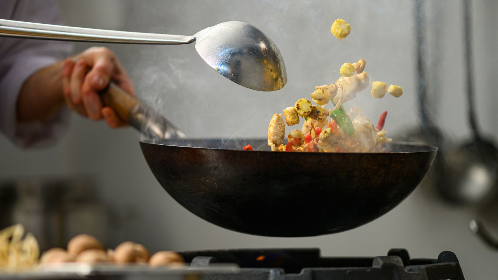 El movimiento constante es la clave: el wok permite cocinar con ritmo y conservar todo el sabor. El movimiento constante es la clave: el wok permite cocinar con ritmo y conservar todo el sabor.