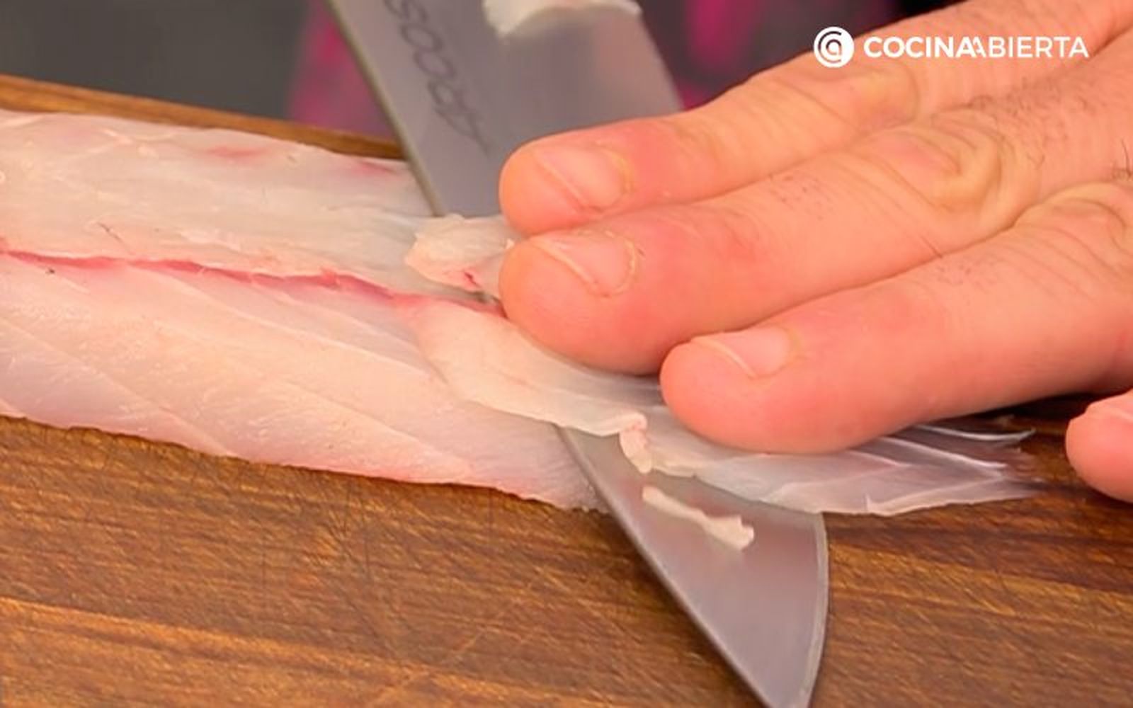 Corta el lomo del pescado en filetes finos Corta el lomo del pescado en filetes finos